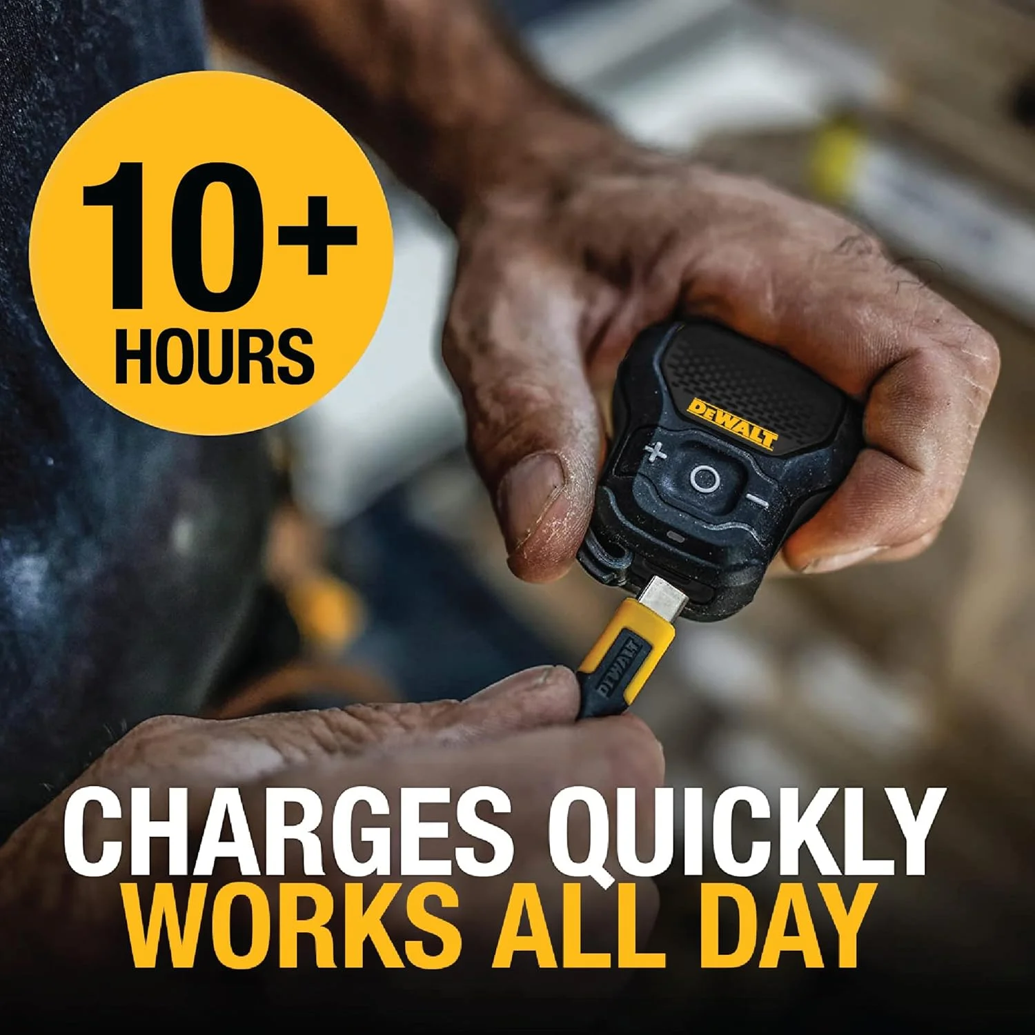 اسپیکر بلوتوثی پوشیدنی DEWALT [نسخه اونیکس - مشکی]، اسپیکر بی‌سیم گیره‌ای مقاوم در برابر آب مناسب محل کار، میکروفون برای موسیقی/تماس هندزفری، مینی اسپیکر بلوتوثی بی‌سیم