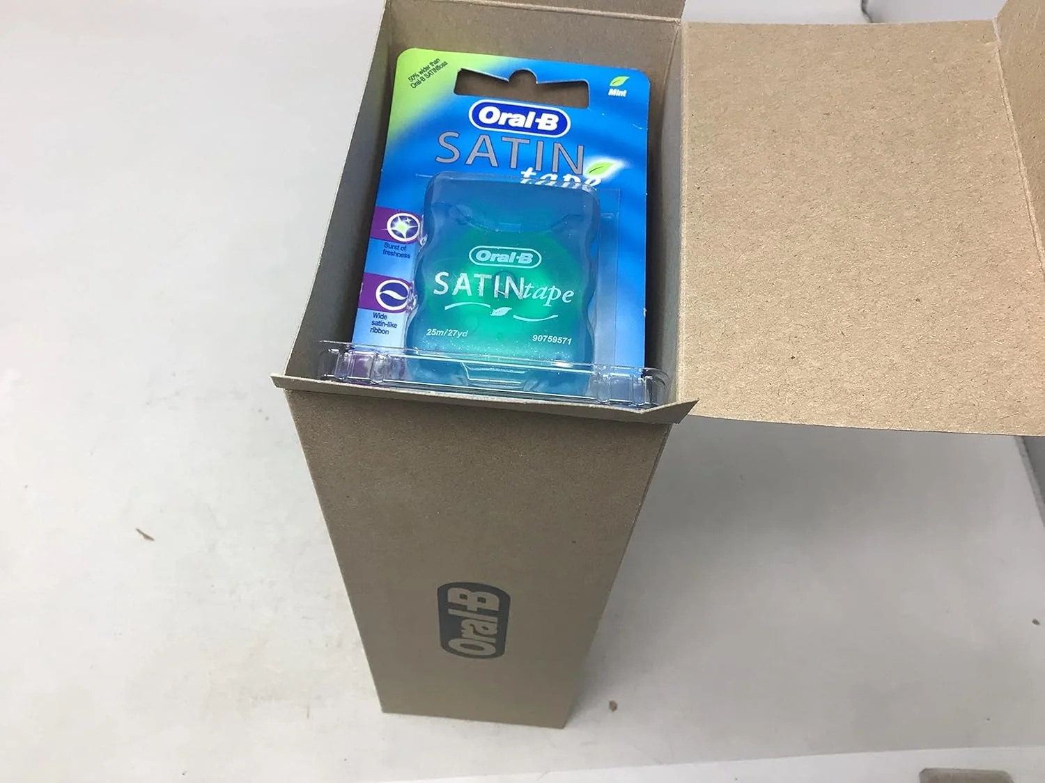 نخ دندان نواری ساتنی Oral-B، 25 متری (12 عدد) با طعم نعناع نخ دندان نواری ساتنی Oral-B، 25 متری (12 عدد) با طعم نعناع