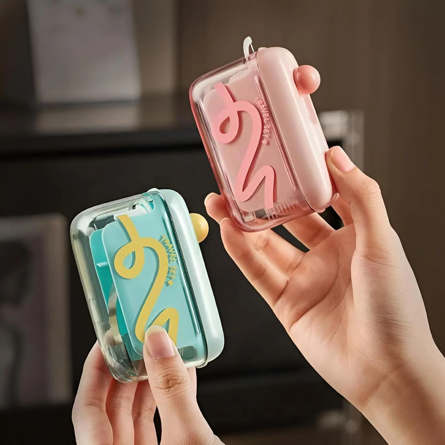 جا نخ دندان قابل حمل، با خروج خودکار تک لمسی، پوشش شفاف، برای 15-16 نخ دندان قابل شارژ، نگهداری بهداشتی و قابل استفاده مجدد نخ دندان، برای خانه و مسافرت (2 عدد، سبز، صورتی) جا نخ دندان قابل حمل، با خروج خودکار تک لمسی، پوشش شفاف، برای 15-16 نخ دندان قابل شارژ، نگهداری بهداشتی و قابل استفاده مجدد نخ دندان، برای خانه و مسافرت (2 عدد، سبز، صورتی)