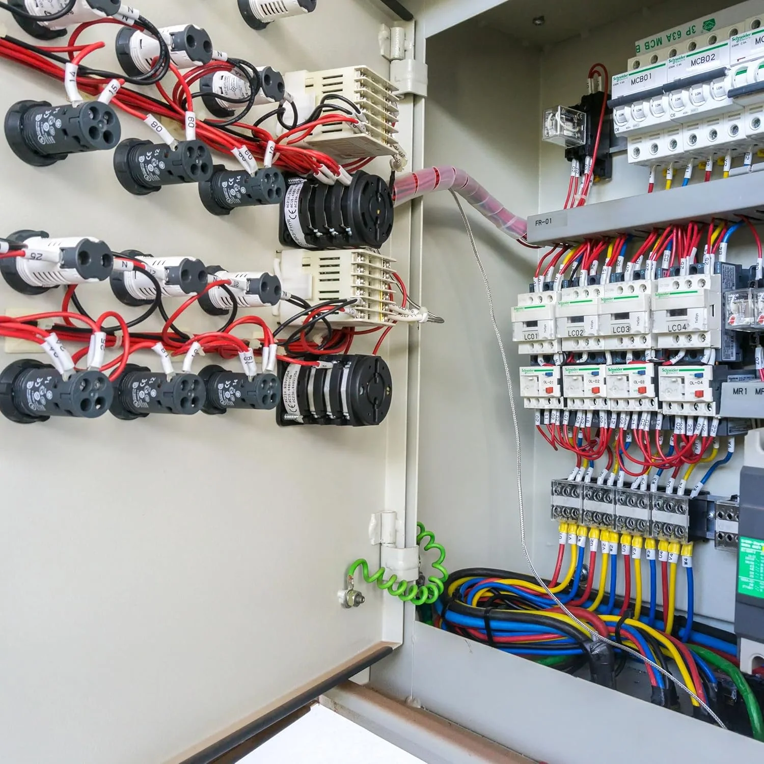 اسپری تمیز کننده اتصالات الکتریکی Akfix A60 - محلول تمیز کننده سریع خشک شونده و بدون باقیمانده برای تجهیزات و اتصالات الکتریکی - 200 میلی لیتر اسپری تمیز کننده اتصالات الکتریکی Akfix A60 - محلول تمیز کننده سریع خشک شونده و بدون باقیمانده برای تجهیزات و اتصالات الکتریکی - 200 میلی لیتر