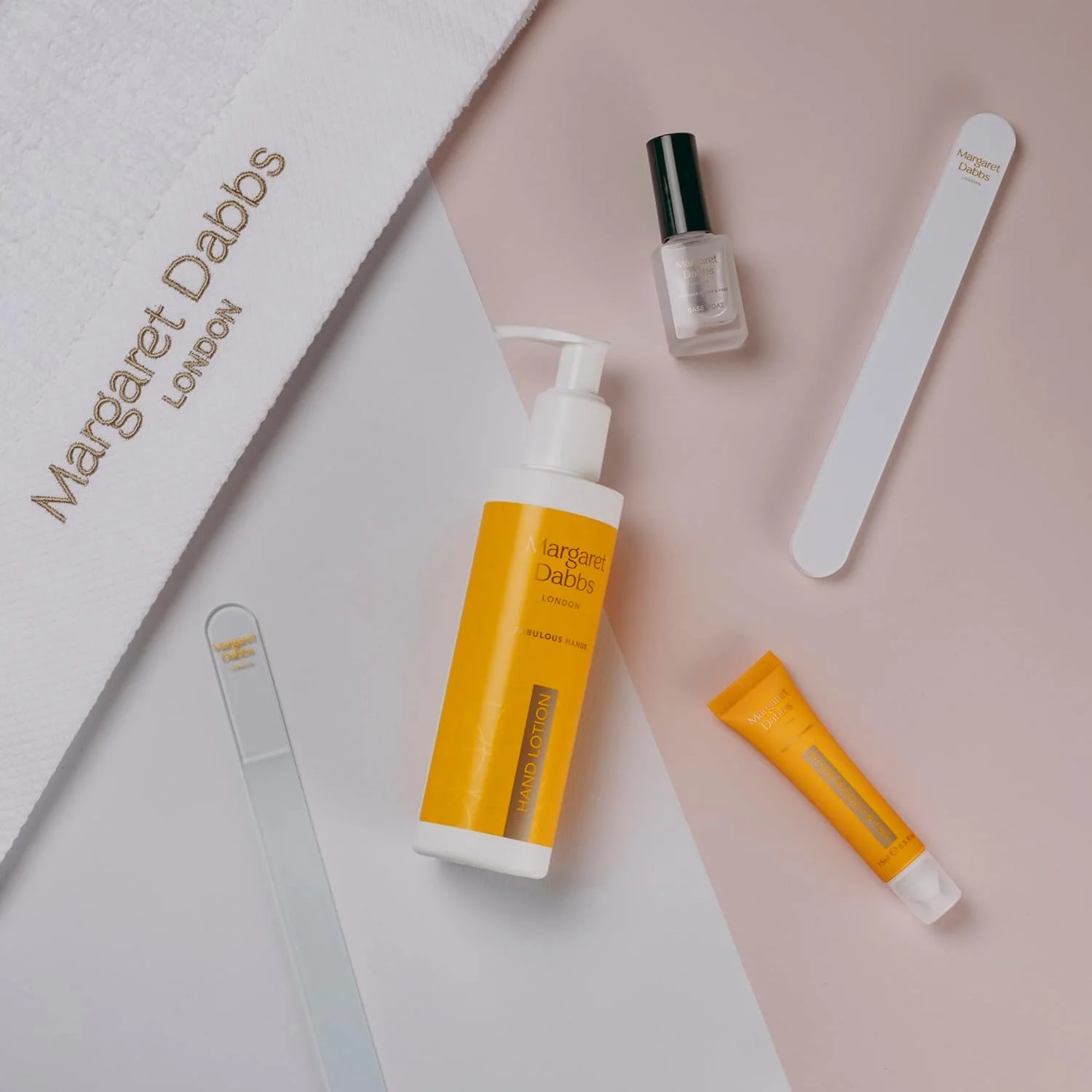 بافر درخشان کننده فوق العاده مارگارت دبز استفاده آسانی دارد و بسیار موثر است و فناوری منحصر به فرد کریستال های ریز آن را از بافرهای معمولی متمایز می کند. بافر درخشان کننده فوق العاده مارگارت دبز استفاده آسانی دارد و بسیار موثر است و فناوری منحصر به فرد کریستال های ریز آن را از بافرهای معمولی متمایز می کند.