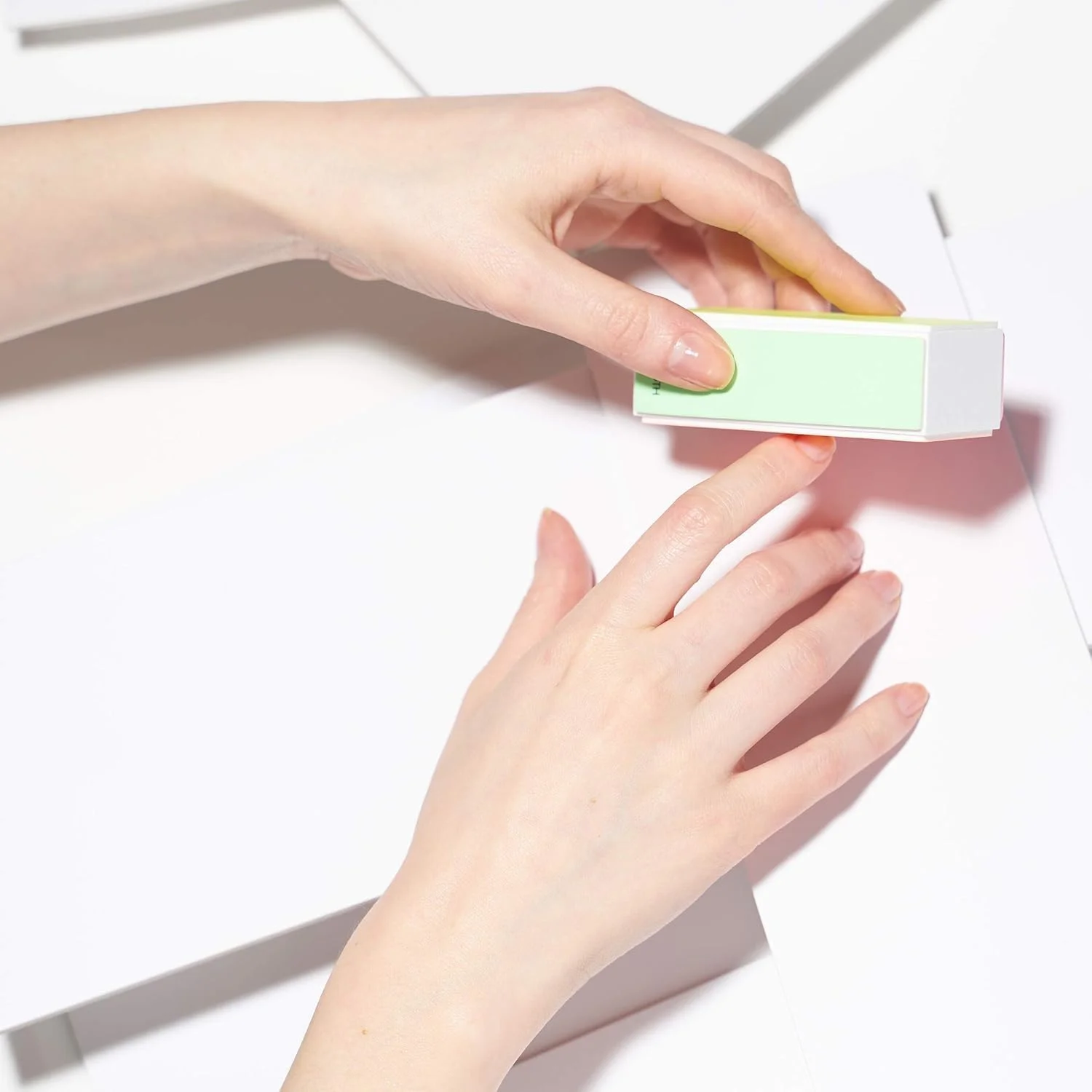 بلاک بافر ناخن نئونی Tweezerman + ست 5 عددی پد جایگزین، چند وجهی با کد رنگی برای سوهان کشی، بافرینگ، صاف کردن و براق کردن، جداشونده آسان، پرداخت با کیفیت سالن، بادوام و ملایم