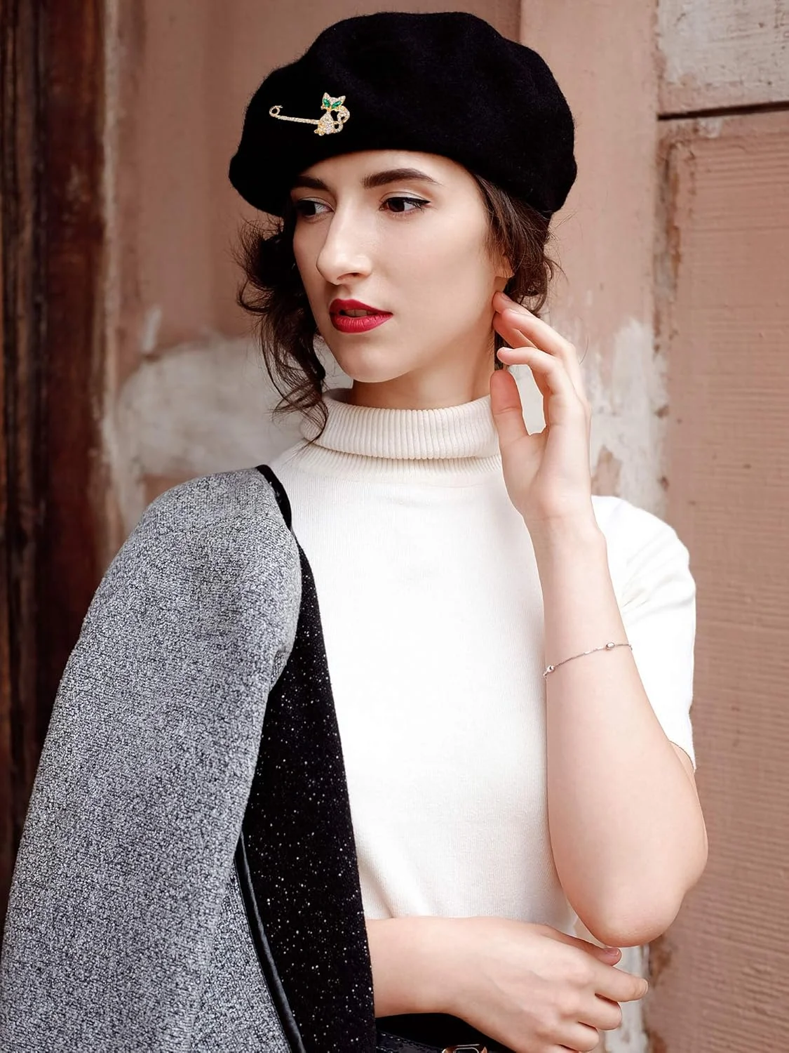 ساتینیور، کلاه بره زنانه، 6 عدد کلاه بره پشمی، کلاه فرانسوی تک رنگ با سنجاق سینه روسری ابریشمی برای زنان و دختران. جنس نرم: کلاه بره فرانسوی از پشم با کیفیت ساخته شده، با حس لمس خوب، گرم و راحت برای پوشیدن. هدیه ای مناسب: این کلاه بره غیر رسمی می تواند به عنوان یک هدیه عالی در روز ولنتاین، کریسمس، تولد، سالگرد و غیره استفاده شود. دستورالعمل شستشو: توصیه می شود با دست در آب 30 درجه سانتیگراد شسته شود، از سفید کننده استفاده نشود و در هوا خشک شود. اندازه: کلاه بره: 27.43 x 27.43 سانتی متر، روسری ابریشمی: 50 x 50 سانتی متر. بسته شامل: 2 عدد کلاه بره، 2 عدد روسری ابریشمی، 2 عدد سنجاق سینه