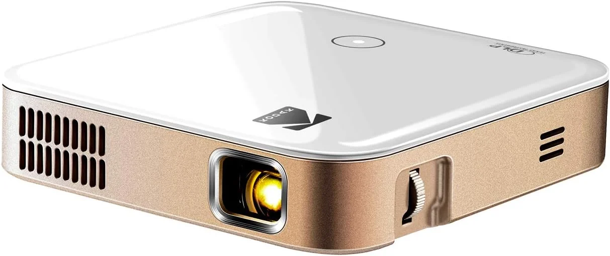 پروژکتور هوشمند قابل حمل KODAK Luma 350، پروژکتور ویدیویی فوق العاده با کیفیت HD با قابلیت شارژ مجدد، دارای اندروید 6.0، برنامه های استریم، Wi-Fi، Mirroring، کنترل از راه دور و کیفیت تصویر شفاف تا 200 اینچ پروژکتور هوشمند قابل حمل KODAK Luma 350، پروژکتور ویدیویی فوق العاده با کیفیت HD با قابلیت شارژ مجدد، دارای اندروید 6.0، برنامه های استریم، Wi-Fi، Mirroring، کنترل از راه دور و کیفیت تصویر شفاف تا 200 اینچ