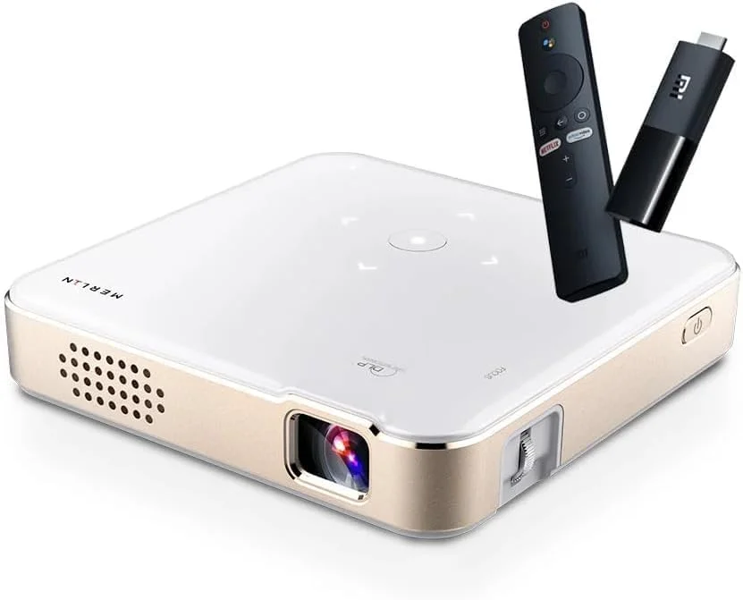 پروژکتور بی سیم فوق العاده کوچک MERLIN | 1080P HD، DLP، اندازه جیبی، بلندگوهای داخلی، کیستون خودکار، Screen Mirroring، نمایشگر 120 اینچی، قابل حمل، باتری قابل شارژ با عمر بیش از 30000 ساعت + اندروید استیک