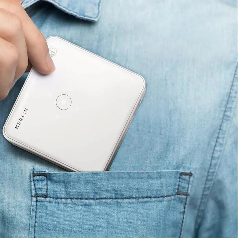 پروژکتور بی سیم فوق العاده کوچک MERLIN | 1080P HD، DLP، اندازه جیبی، بلندگوهای داخلی، کیستون خودکار، Screen Mirroring، نمایشگر 120 اینچی، قابل حمل، باتری قابل شارژ با عمر بیش از 30000 ساعت + اندروید استیک پروژکتور بی سیم فوق العاده کوچک MERLIN | 1080P HD، DLP، اندازه جیبی، بلندگوهای داخلی، کیستون خودکار، Screen Mirroring، نمایشگر 120 اینچی، قابل حمل، باتری قابل شارژ با عمر بیش از 30000 ساعت + اندروید استیک