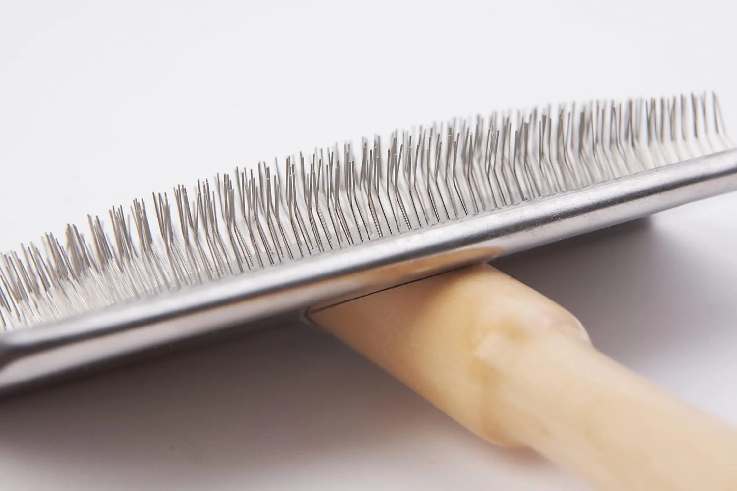 برس مو سگ آنکول با دسته چوبی، مناسب برای توله سگ و حیوانات خانگی، برس سیمی بزرگ برای از بین بردن موهای مرده و گره خوردگی، افزایش درخشندگی مو، دسته چوبی بزرگ