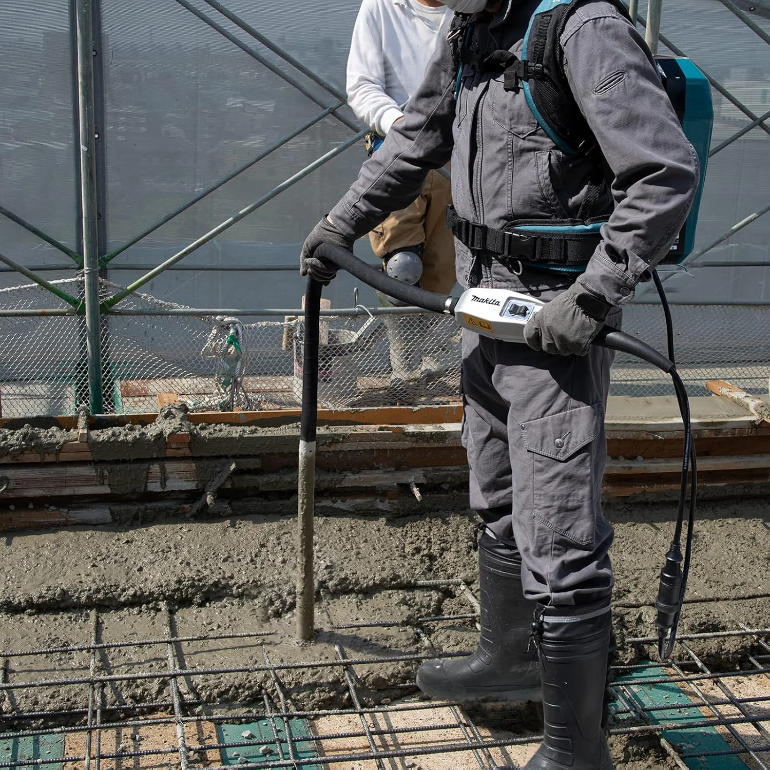 ویبراتور بتن شارژی ماکیتا VR002CZ 36 ولت لیتیوم-یون، 43 میلی متر، 12000 لرزش، بدون باتری/پاور پک قابل حمل و شارژر