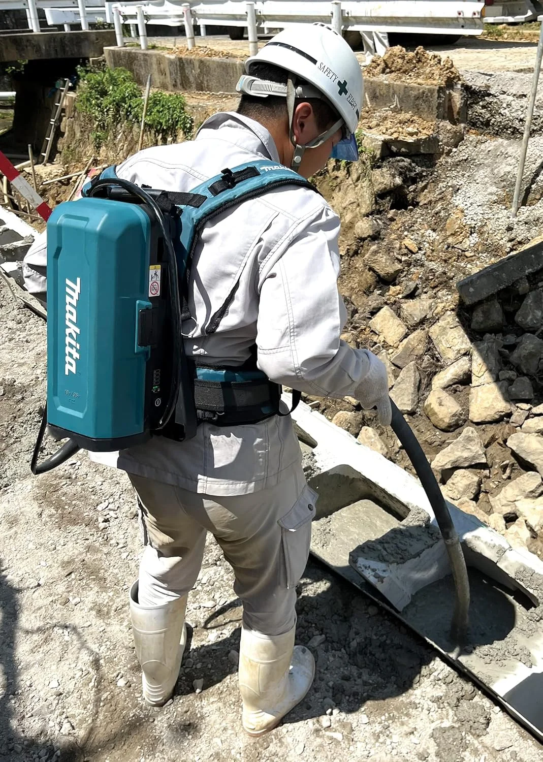 ویبراتور بتن شارژی ماکیتا VR002CZ 36 ولت لیتیوم-یون، 43 میلی متر، 12000 لرزش، بدون باتری/پاور پک قابل حمل و شارژر