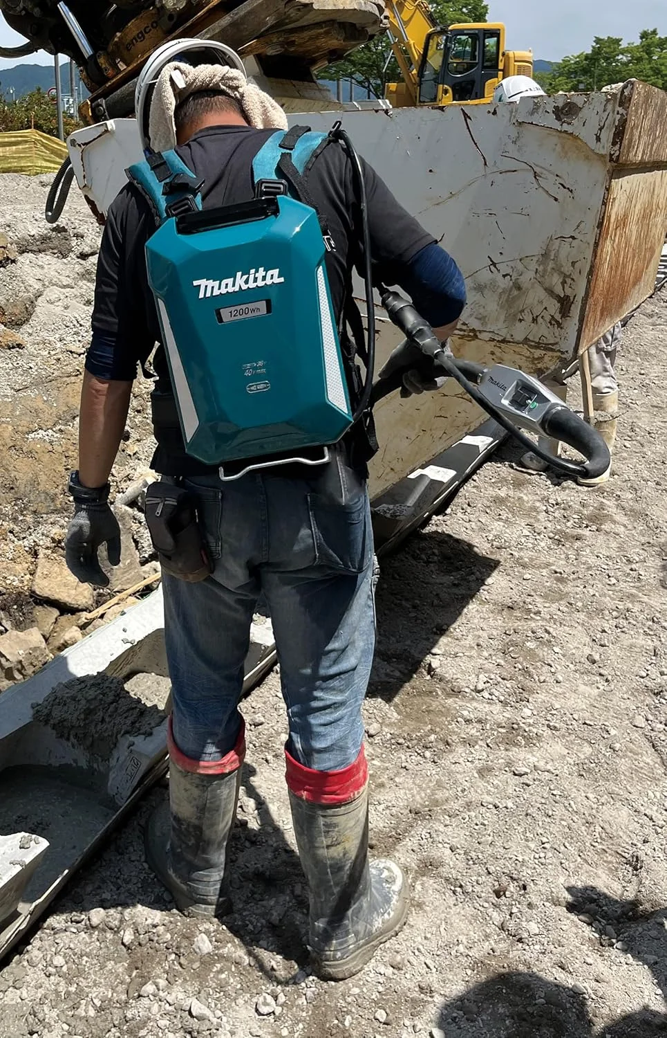 ویبراتور بتن شارژی ماکیتا VR002CZ 36 ولت لیتیوم-یون، 43 میلی متر، 12000 لرزش، بدون باتری/پاور پک قابل حمل و شارژر