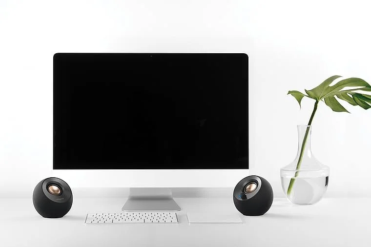 اسپیکر رومیزی کریتیو Pebble V2 - اسپیکرهای مینیمالیستی 2.0 با تغذیه USB-C، ورودی AUX 3.5 میلی‌متری، توان RMS تا 8 وات برای کامپیوترها و لپ‌تاپ‌ها، شامل آداپتور Type-A و کابل توسعه‌یافته (مشکی)