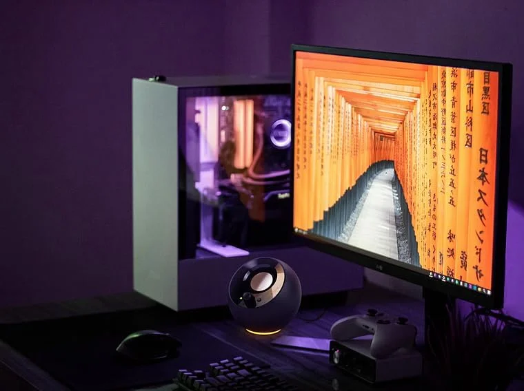 اسپیکرهای کامپیوتر Creative Pebble SE Minimalist 2.0 با نورپردازی RGB و تغذیه USB-C، ورودی AUX 3.5 میلی‌متری، توان RMS تا 4.4 وات برای کامپیوترها و لپ‌تاپ‌ها (مشکی)