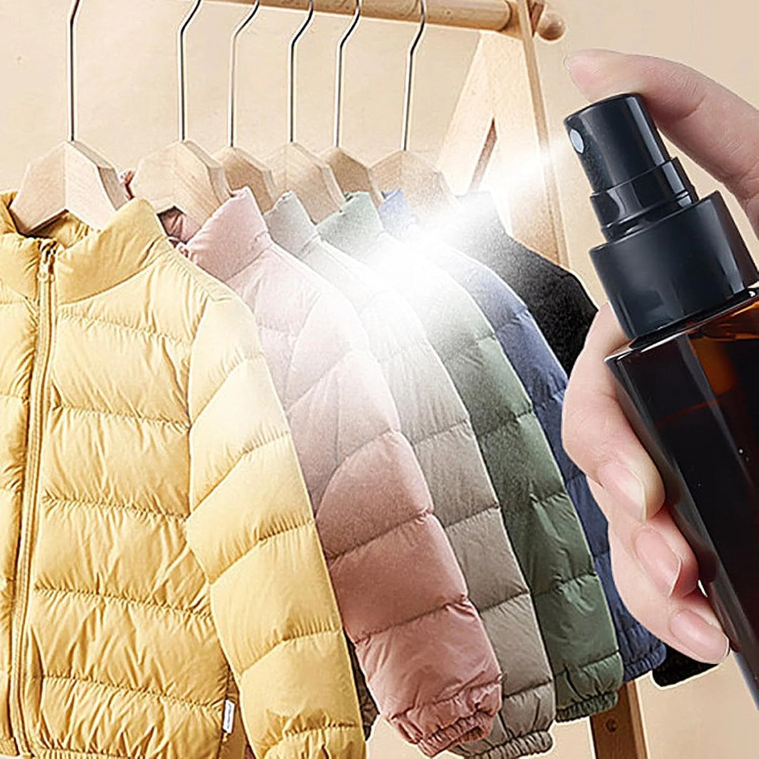 اسپری آنتی استاتیک برای لباس - 2 عدد از بین برنده الکتریسیته ساکن سایز مسافرتی، خوشبو کننده پارچه 100 میلی لیتری، محافظت طولانی مدت، فرمول غیر لکه دار، ایمن برای لباس، اثاثه یا لوازم داخلی و فرش، از بین برنده بو