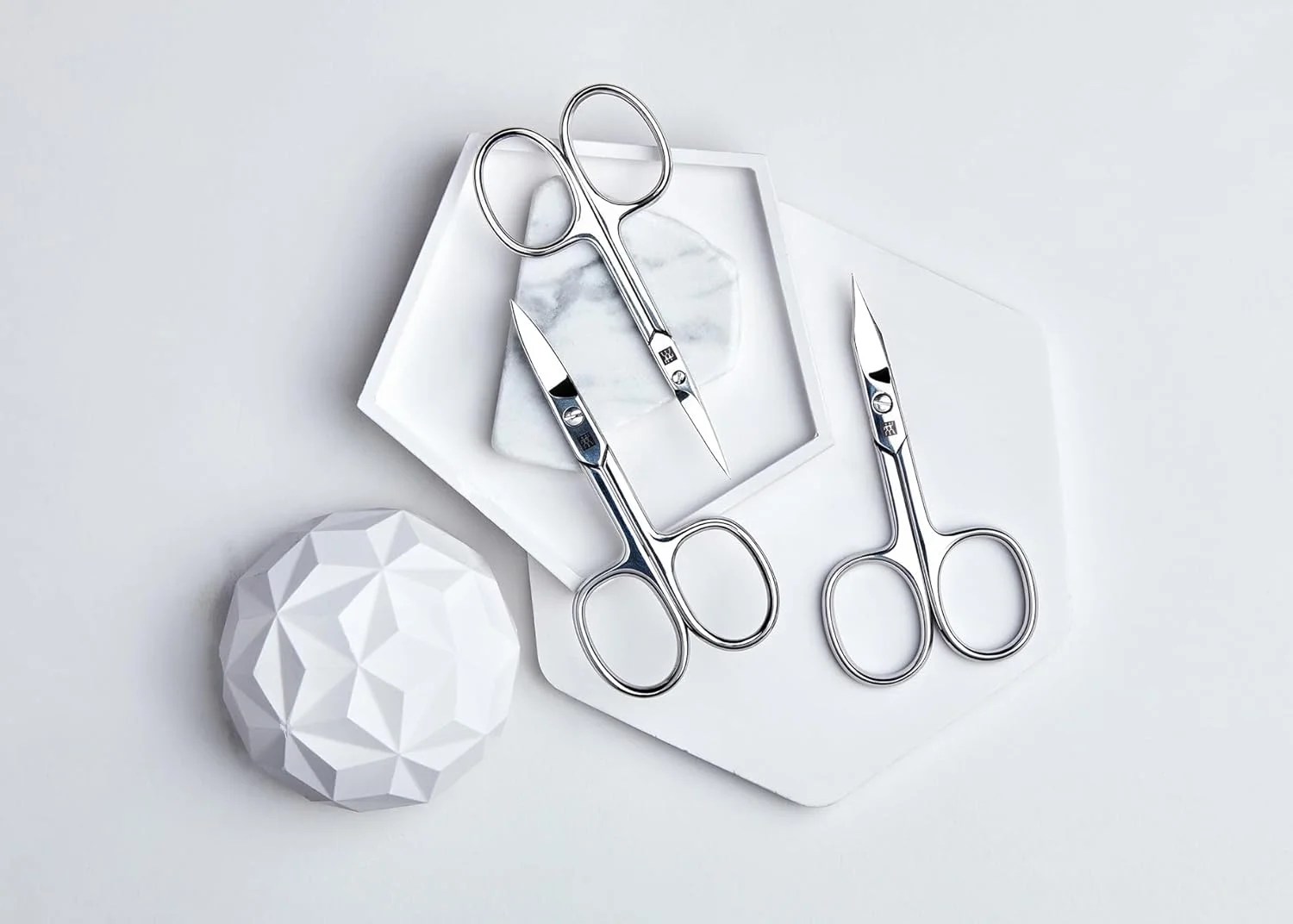 قیچی ترکیبی ZWILLING Classic Inox، طول 90 میلی متر. لبه های برش ظریف برای مرتب کردن ناخن ها و پوست های اطراف ناخن. فولاد ضد زنگ صیقلی درجه بالا. مقاوم در برابر زنگ زدگی. ساخت ایتالیا. قیچی ترکیبی ZWILLING Classic Inox، طول 90 میلی متر. لبه های برش ظریف برای مرتب کردن ناخن ها و پوست های اطراف ناخن. فولاد ضد زنگ صیقلی درجه بالا. مقاوم در برابر زنگ زدگی. ساخت ایتالیا.