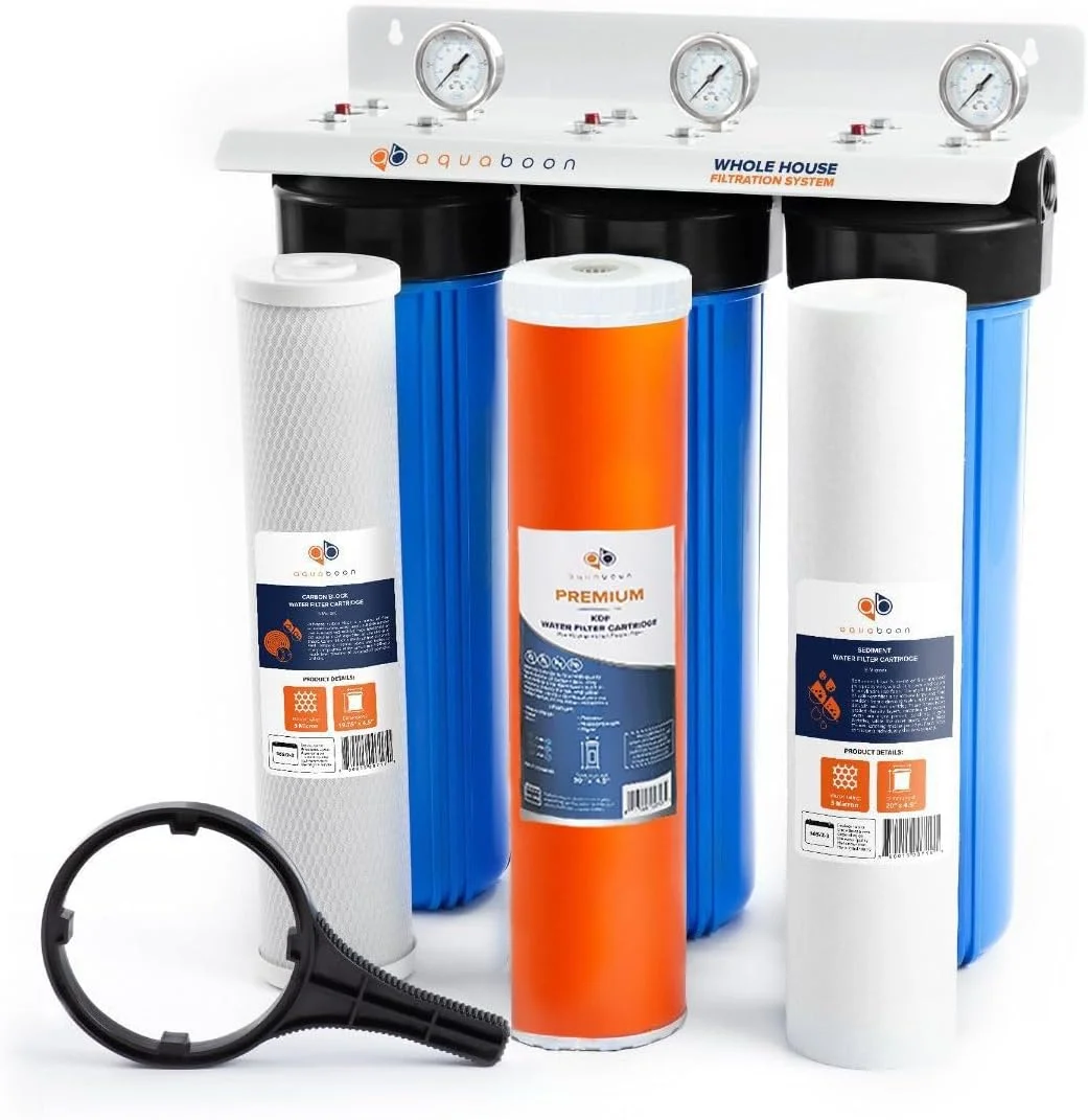 سیستم فیلتراسیون آب کل خانه 3 مرحله ای Aquaboon با فیلترهای رسوب گیر، KDF و کربن 20 اینچی، گیج های فشار و تخلیه، آچار، براکت با پوشش سفید سیستم فیلتراسیون آب کل خانه 3 مرحله ای Aquaboon با فیلترهای رسوب گیر، KDF و کربن 20 اینچی، گیج های فشار و تخلیه، آچار، براکت با پوشش سفید