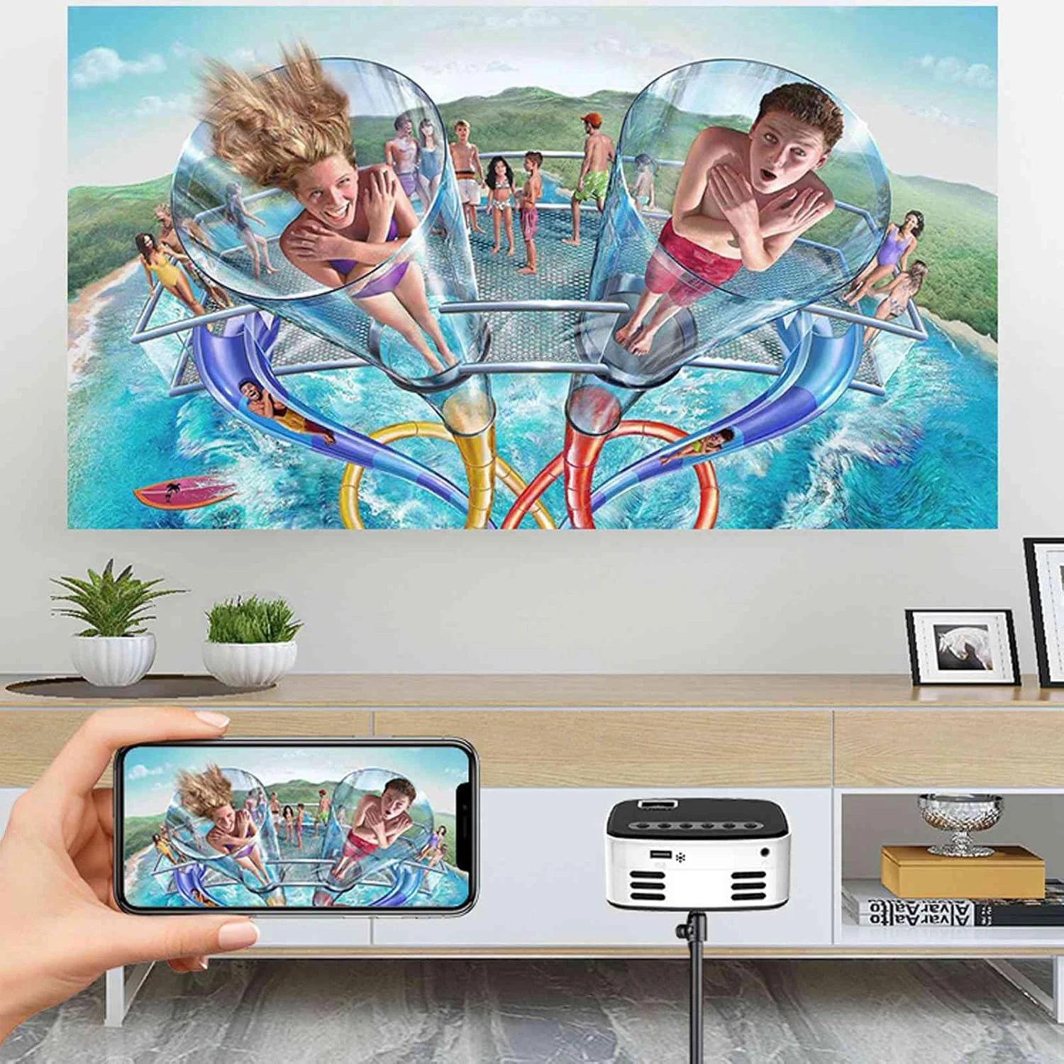 پروژکتور مینی Sorandy، پروژکتور ویدئویی Full HD 1080p قابل حمل برای سینمای خانگی در فضای باز با قابلیت پخش بی‌سیم Wifi برای گوشی هوشمند، تبلت، لپ‌تاپ، و تی‌وی استیک (دوشاخه UK)