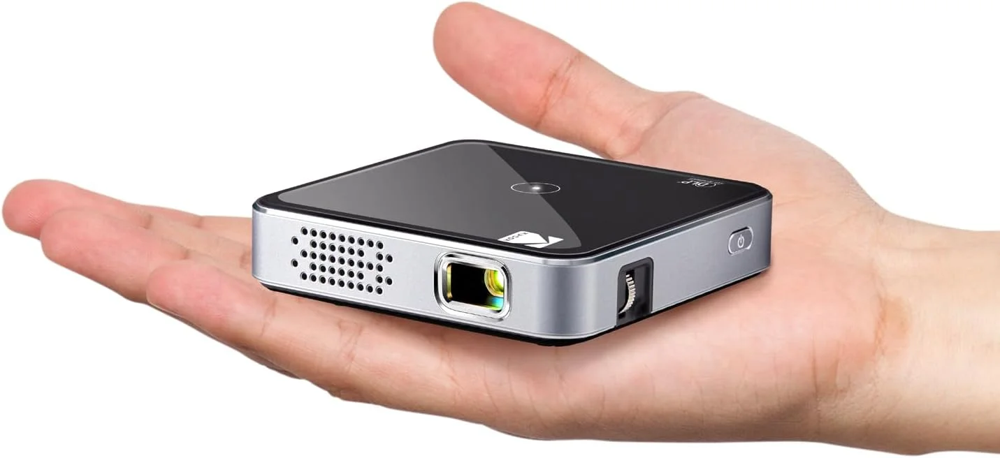 پروژکتور جیبی کوچک قابل حمل کداک - پشتیبانی از کیفیت 1080p HD، پروژکتور پیکو LED DLP مشکی قابل شارژ - نمایشگر 100 اینچی، بلندگوی داخلی - HDMI، USB و Micro SD - سازگار با آیفون، آیپد و اندروید