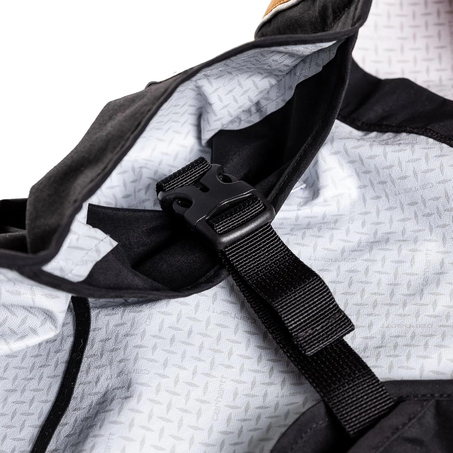 کت بارانی مقاوم سگ Carhartt با پارچه ضد آب Storm Defender و بندهای قابل تنظیم، قهوه ای/مشکی Carhartt، سایز کوچک کت بارانی مقاوم سگ Carhartt با پارچه ضد آب Storm Defender و بندهای قابل تنظیم، قهوه ای/مشکی Carhartt، سایز کوچک