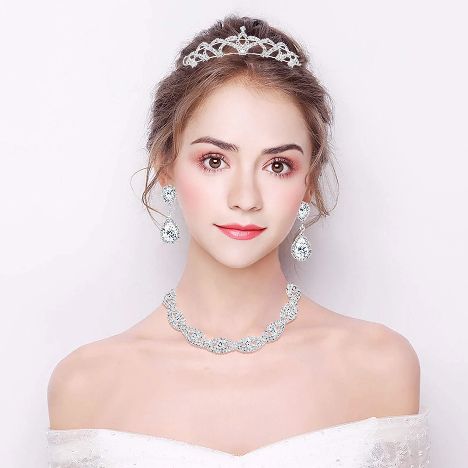 ست جواهرات عروس زنانه شامل گردنبند نگیندار، گوشوارههای آویز اشکی، دستبند کریستالی، ست جواهرات ساقدوش عروس مناسب مهمانی عروسی و جشن، گردنبند 41 سانتیمتری + دستبند 21.5 سانتیمتری، نگیندار، بدون ست جواهرات عروس زنانه شامل گردنبند نگیندار، گوشوارههای آویز اشکی، دستبند کریستالی، ست جواهرات ساقدوش عروس مناسب مهمانی عروسی و جشن، گردنبند 41 سانتیمتری + دستبند 21.5 سانتیمتری، نگیندار، بدون