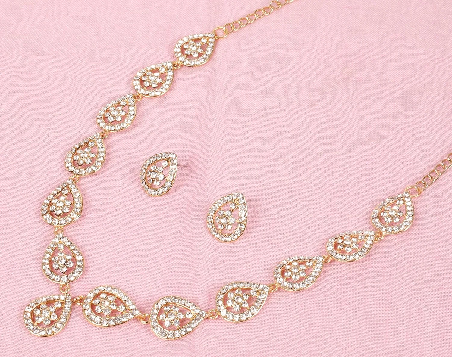 سرویس گردنبند زنانه طرح اشک گلابی، مجلسی و فاخر، کار شده با سنگ های درخشان راین استون، با طراحی الهام گرفته از جواهرات بالیوودی هندی، برند Sunsoul By Touchstone، با روکش طلایی سرویس گردنبند زنانه طرح اشک گلابی، مجلسی و فاخر، کار شده با سنگ های درخشان راین استون، با طراحی الهام گرفته از جواهرات بالیوودی هندی، برند Sunsoul By Touchstone، با روکش طلایی