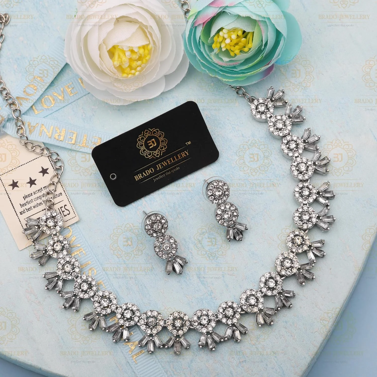 ست زیورآلات نقرهای با سنگ مصنوعی برادو، شامل گردنبند و یک جفت گوشواره (SLR - سفید)، متوسط، سنگ، الماس ست زیورآلات نقرهای با سنگ مصنوعی برادو، شامل گردنبند و یک جفت گوشواره (SLR - سفید)، متوسط، سنگ، الماس