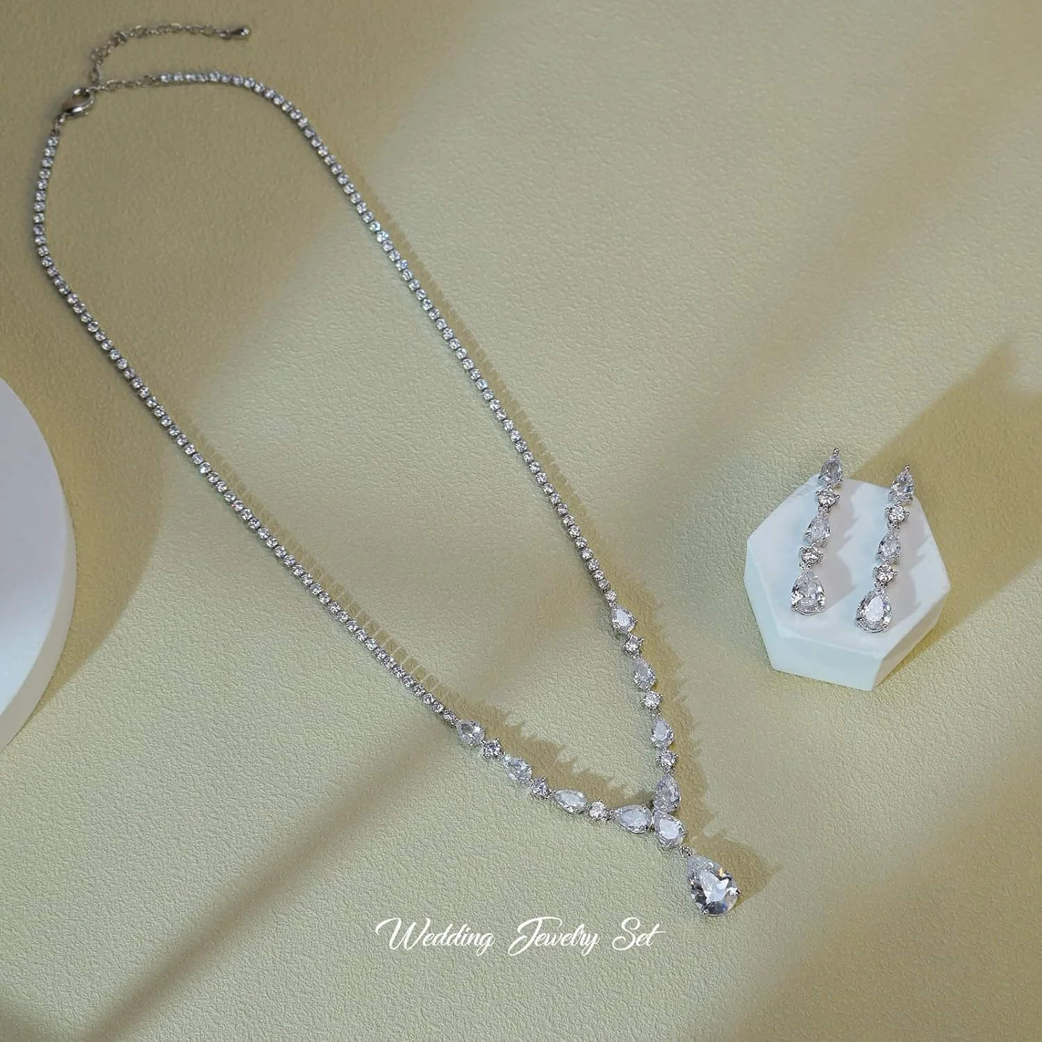 ست جواهرات زنانه UDYLGOON شامل گوشواره آویز ظریف، گردنبند و دستبند، نگین زیرکونیا مکعبی، مناسب عروس، ساقدوش عروس، عروسی، جشن و مراسم رسمی ست جواهرات زنانه UDYLGOON شامل گوشواره آویز ظریف، گردنبند و دستبند، نگین زیرکونیا مکعبی، مناسب عروس، ساقدوش عروس، عروسی، جشن و مراسم رسمی