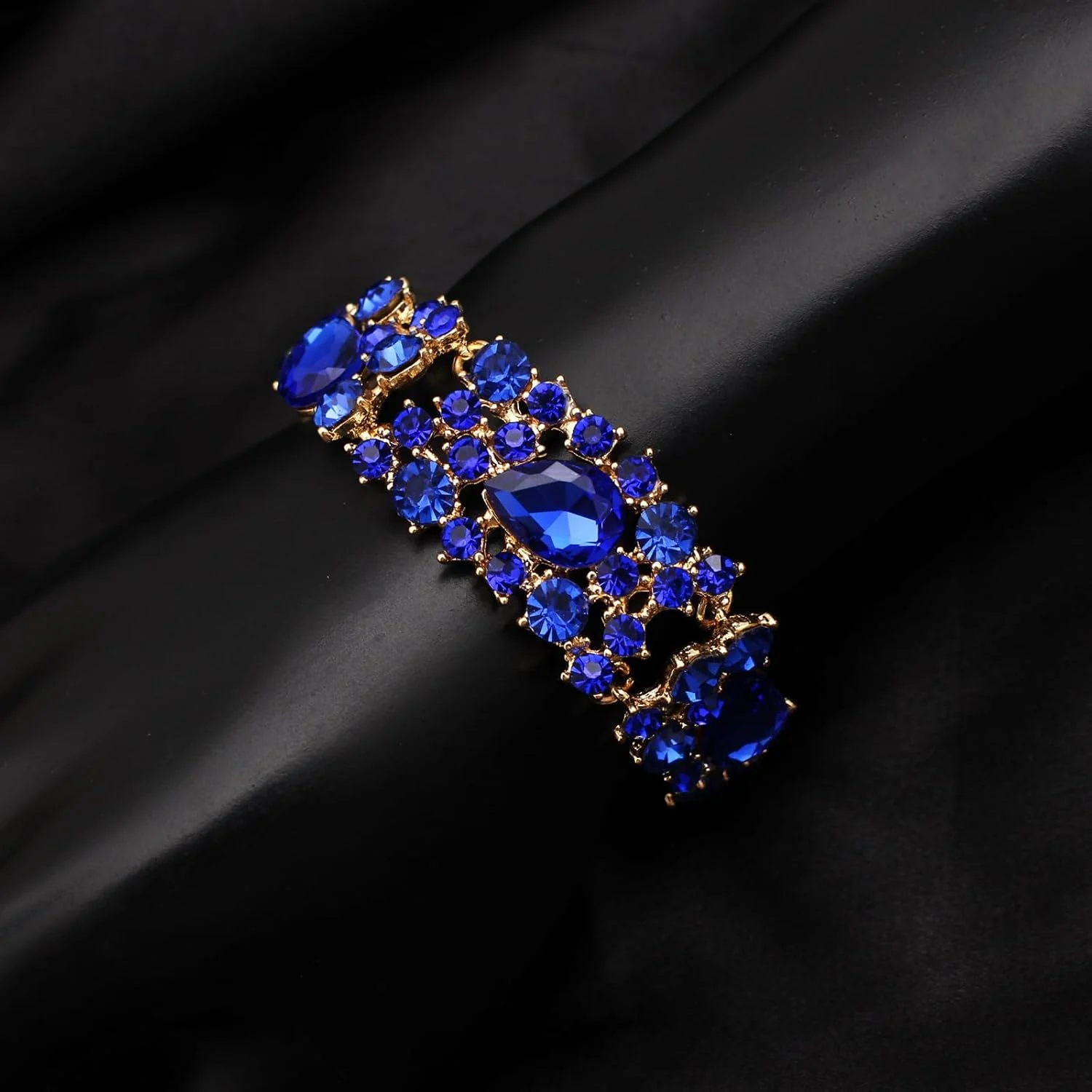 ست جواهرات زنانه SFE شامل گردنبند کریستال اتریشی، گوشواره های آویز اشکی و دستبند مناسب عروسی و مهمانی ست جواهرات زنانه SFE شامل گردنبند کریستال اتریشی، گوشواره های آویز اشکی و دستبند مناسب عروسی و مهمانی