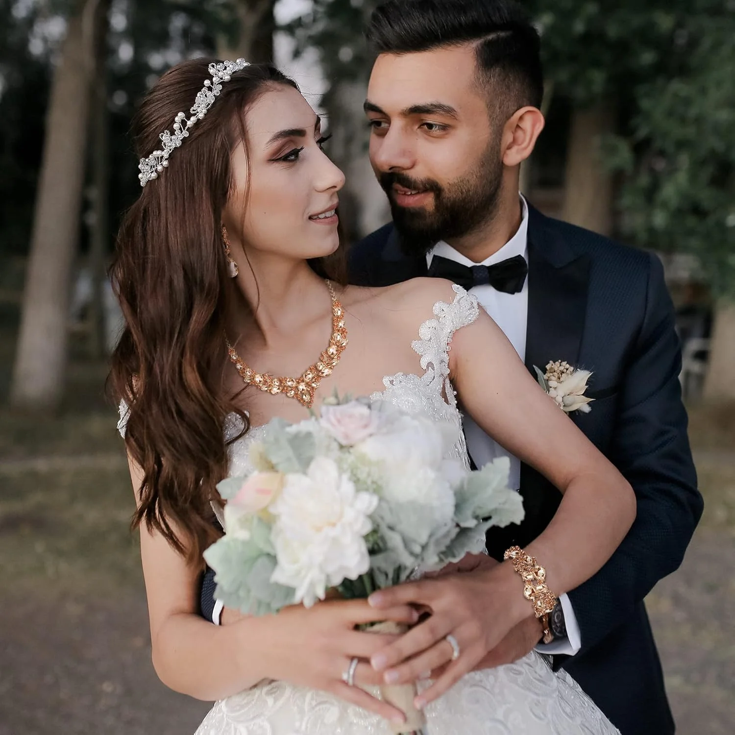 ست جواهرات عروس JeweBella برای زنان، شامل گردنبند، گوشواره و دستبند کریستالی طرح اشک ست جواهرات عروس JeweBella برای زنان، شامل گردنبند، گوشواره و دستبند کریستالی طرح اشک