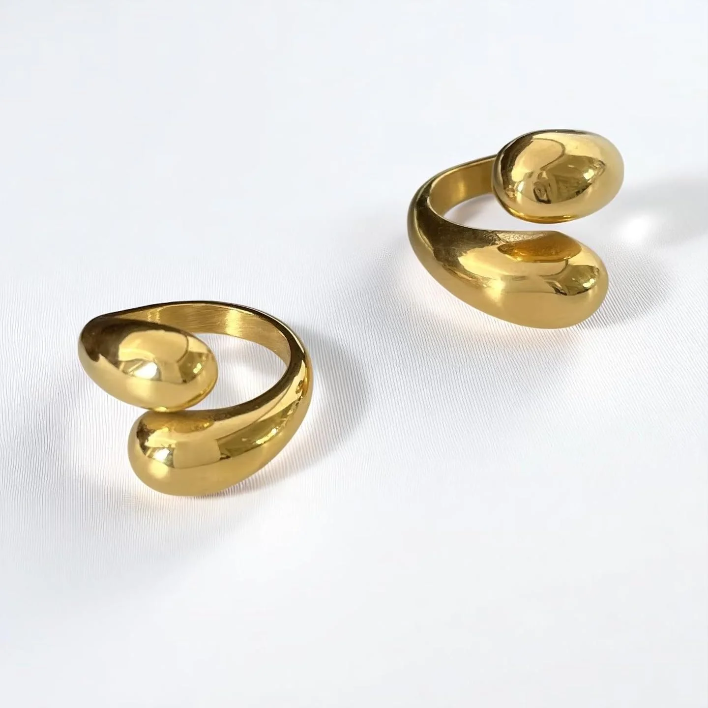 ست جواهرات قطره اشکی روکش طلای Kemmintvn، شامل گردنبند، گوشواره، انگشتر، دستبند النگویی، ست قطره آبی لولایی ضخیم و پیچ خورده برای زنان، ست جواهرات روکش طلای سبک باروک ست جواهرات قطره اشکی روکش طلای Kemmintvn، شامل گردنبند، گوشواره، انگشتر، دستبند النگویی، ست قطره آبی لولایی ضخیم و پیچ خورده برای زنان، ست جواهرات روکش طلای سبک باروک