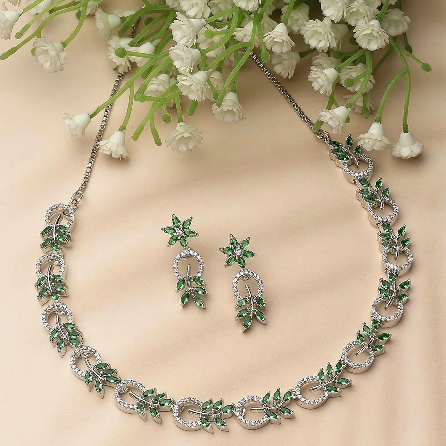 ست گردنبند و گوشواره زنانه طرح برگ و دایره نگین دار با روکش رودیوم زنمه (سبز) ست گردنبند و گوشواره زنانه طرح برگ و دایره نگین دار با روکش رودیوم زنمه (سبز)