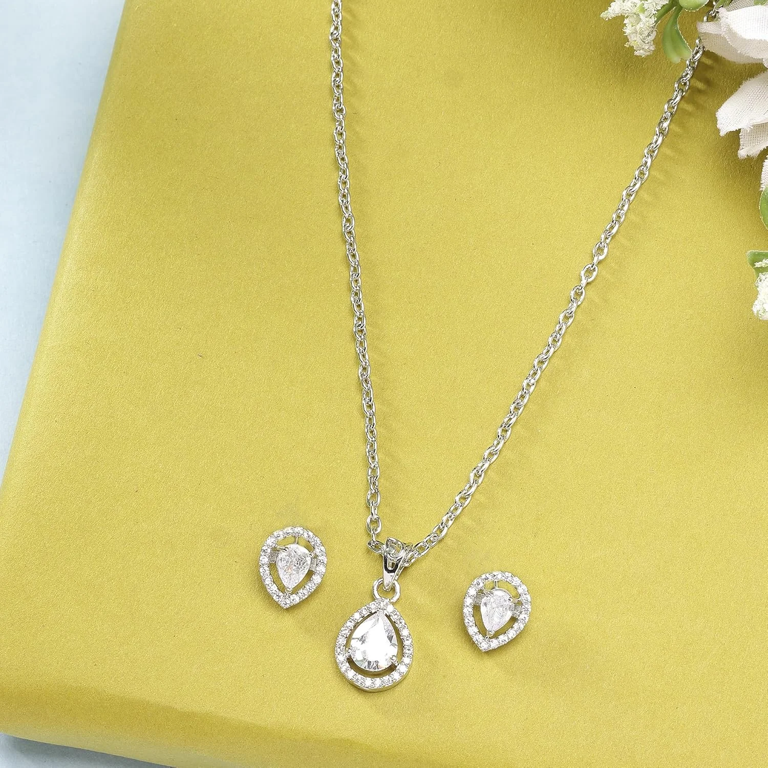 زیورآلات زنانه ZENEME آویز کریستالی لوکس AD هدیه برای زنان | هدیه برای خواهر | جواهرات راخی | آویز هدیه راکشابندان با ست جواهرات گوشواره برای زنان (آویز قطره اشکی لوکس) زیورآلات زنانه ZENEME آویز کریستالی لوکس AD هدیه برای زنان | هدیه برای خواهر | جواهرات راخی | آویز هدیه راکشابندان با ست جواهرات گوشواره برای زنان (آویز قطره اشکی لوکس)