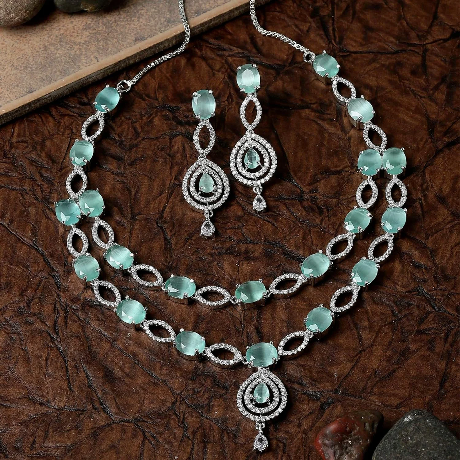 ست گردنبند و گوشواره زنانه نگین دار ZENEME با روکش رودیوم، طرح انتزاعی، مناسب دختران و بانوان ست گردنبند و گوشواره زنانه نگین دار ZENEME با روکش رودیوم، طرح انتزاعی، مناسب دختران و بانوان