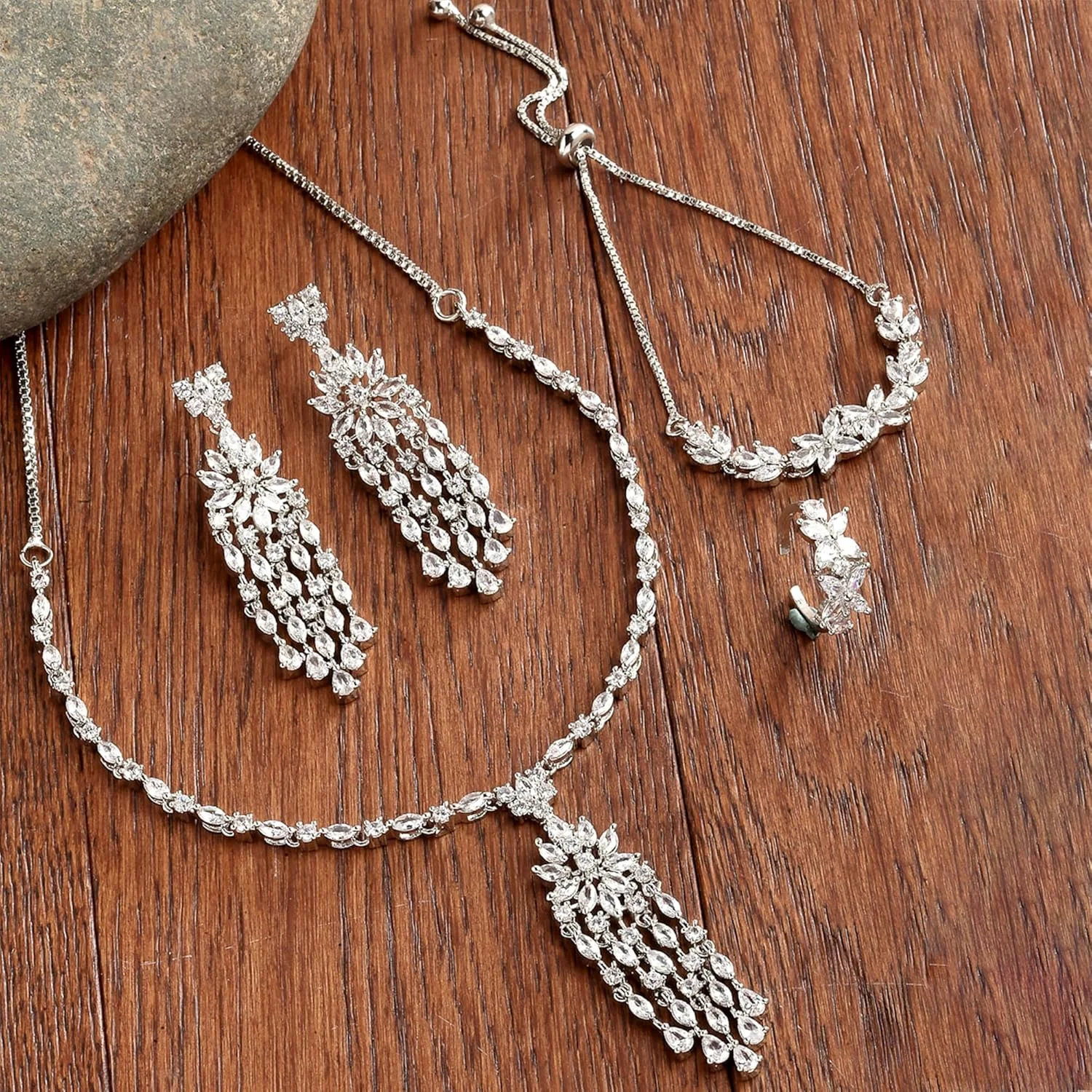 گردنبند یقه ای نگین دار درخشان Zeneme با گوشواره های آویز، دستبند و انگشتر طرح دار برای زنان و دختران گردنبند یقه ای نگین دار درخشان Zeneme با گوشواره های آویز، دستبند و انگشتر طرح دار برای زنان و دختران