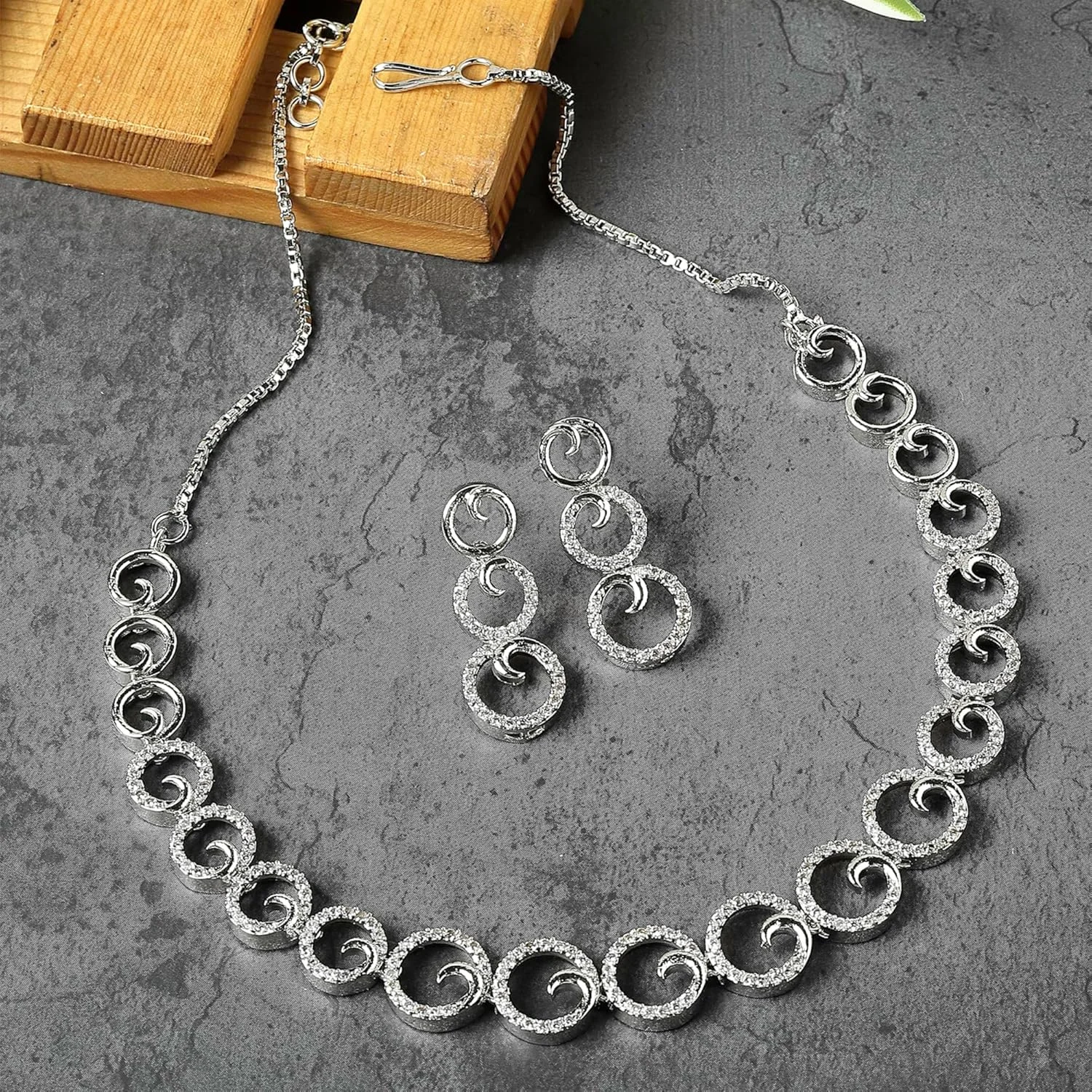 ست گردنبند و گوشواره زنانه نگین دار طرح الماس آمریکایی با روکش رودیوم ZENEME ست گردنبند و گوشواره زنانه نگین دار طرح الماس آمریکایی با روکش رودیوم ZENEME