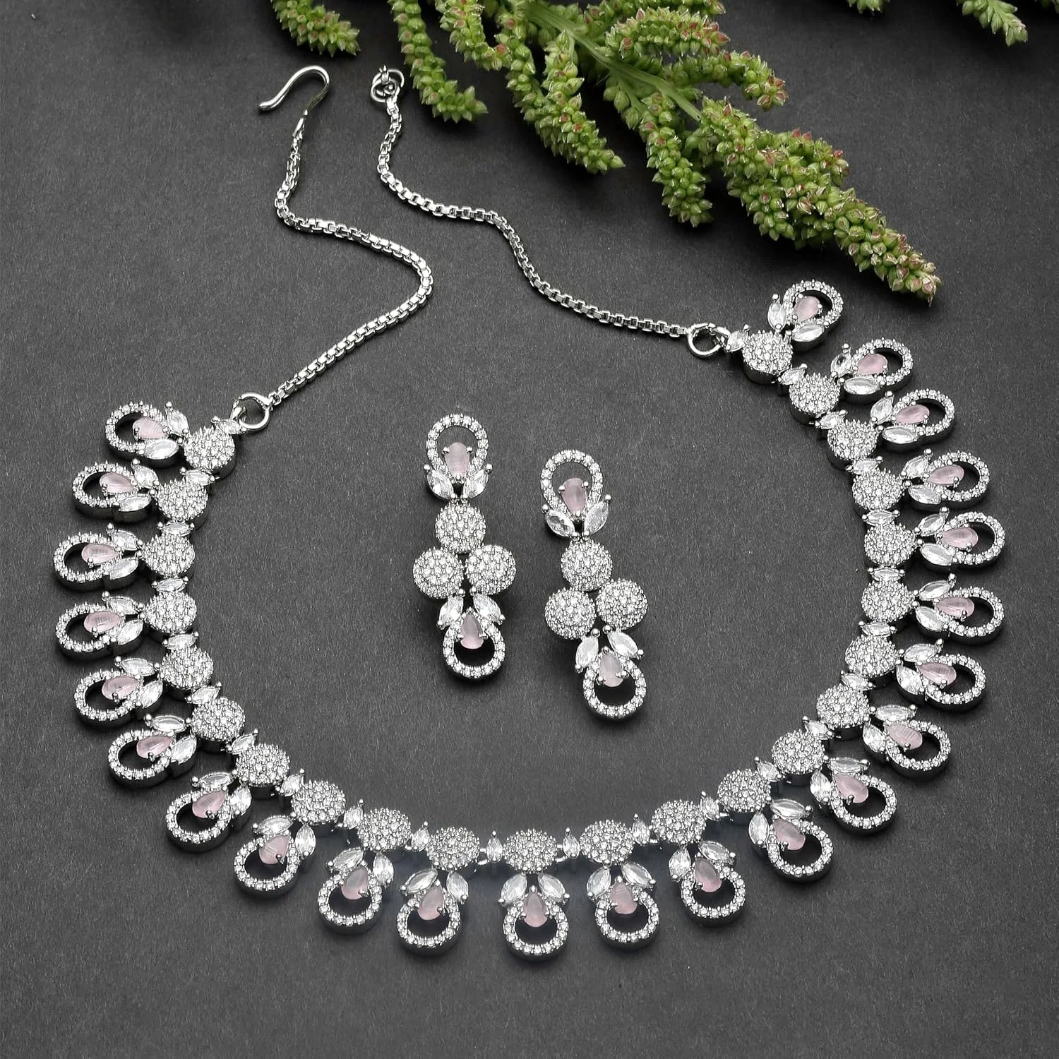 ست جواهرات زنانه شامل گردنبند و گوشواره نگین دار طرح الماس آمریکایی با روکش رودیوم مدل ZENEME (صورتی) ست جواهرات زنانه شامل گردنبند و گوشواره نگین دار طرح الماس آمریکایی با روکش رودیوم مدل ZENEME (صورتی)