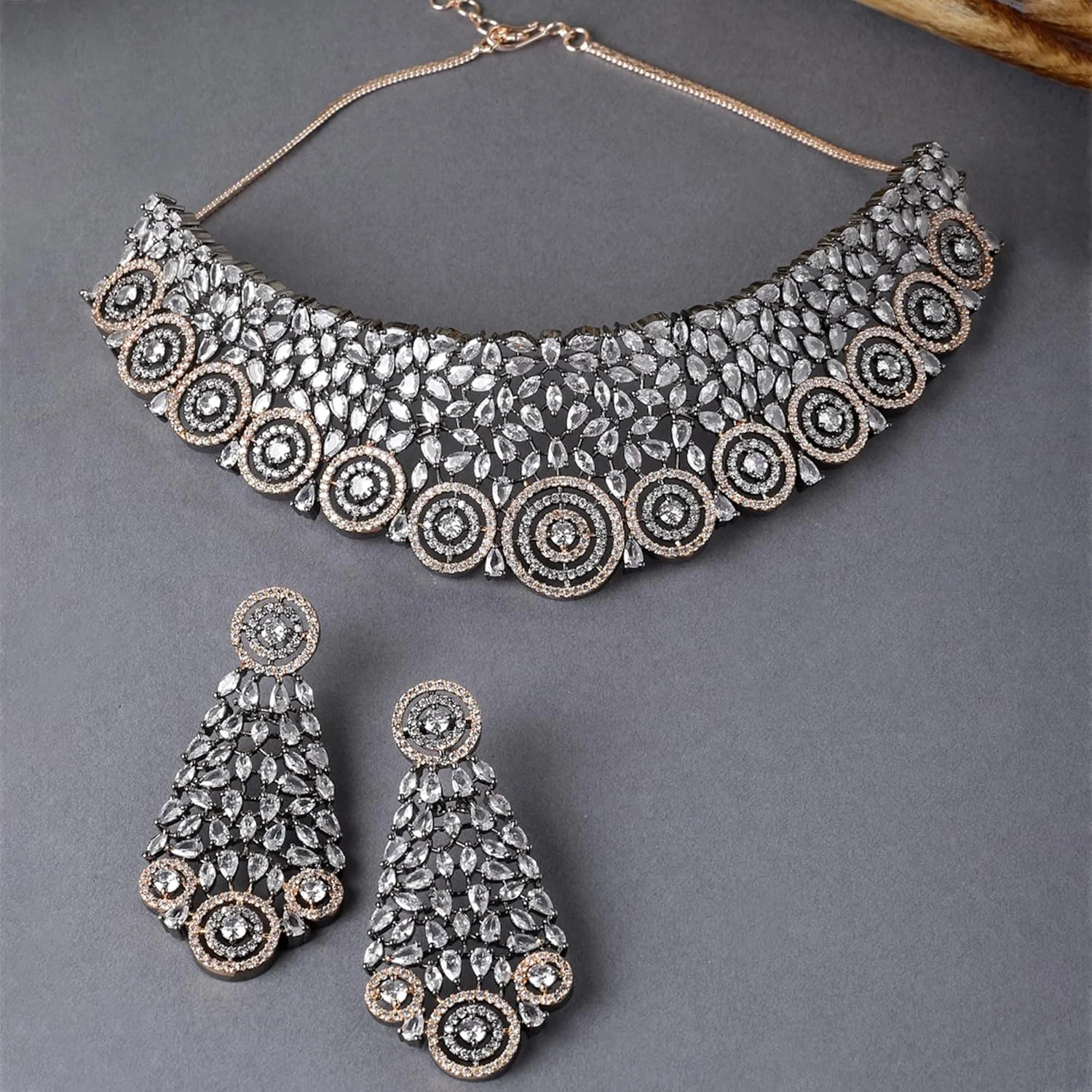 ست گردنبند چوکر نگین اتمی با روکش رزگلد و رنگ متال تفنگی به همراه گوشواره، مناسب دختران و زنان (سفید)، سایز آزاد، روکش رزگلد، نگین اتمی ست گردنبند چوکر نگین اتمی با روکش رزگلد و رنگ متال تفنگی به همراه گوشواره، مناسب دختران و زنان (سفید)، سایز آزاد، روکش رزگلد، نگین اتمی