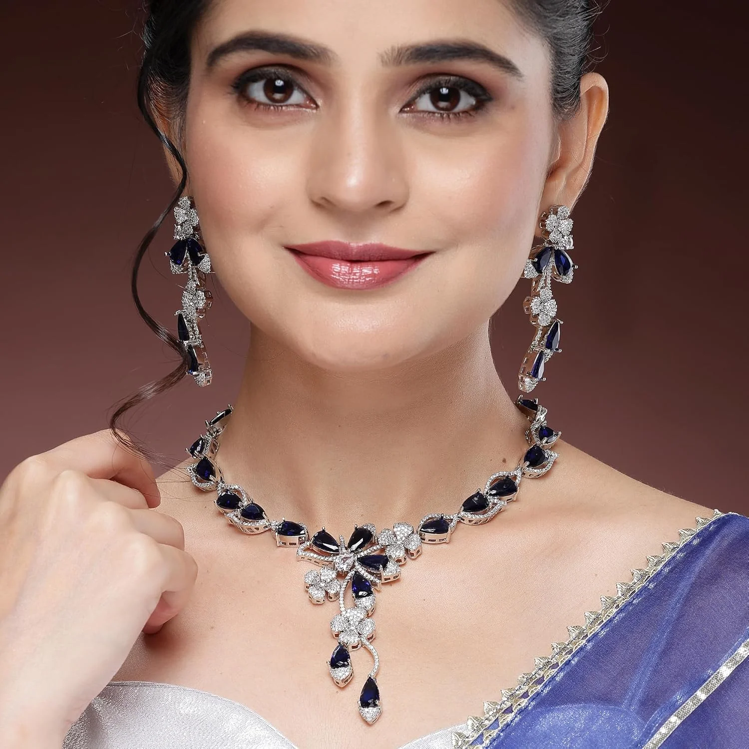 ست گردنبند و گوشواره زنانه نگین دار نقره ای ZENEME با روکش رودیوم، آبی سلطنتی و کریستال اشکی ست گردنبند و گوشواره زنانه نگین دار نقره ای ZENEME با روکش رودیوم، آبی سلطنتی و کریستال اشکی