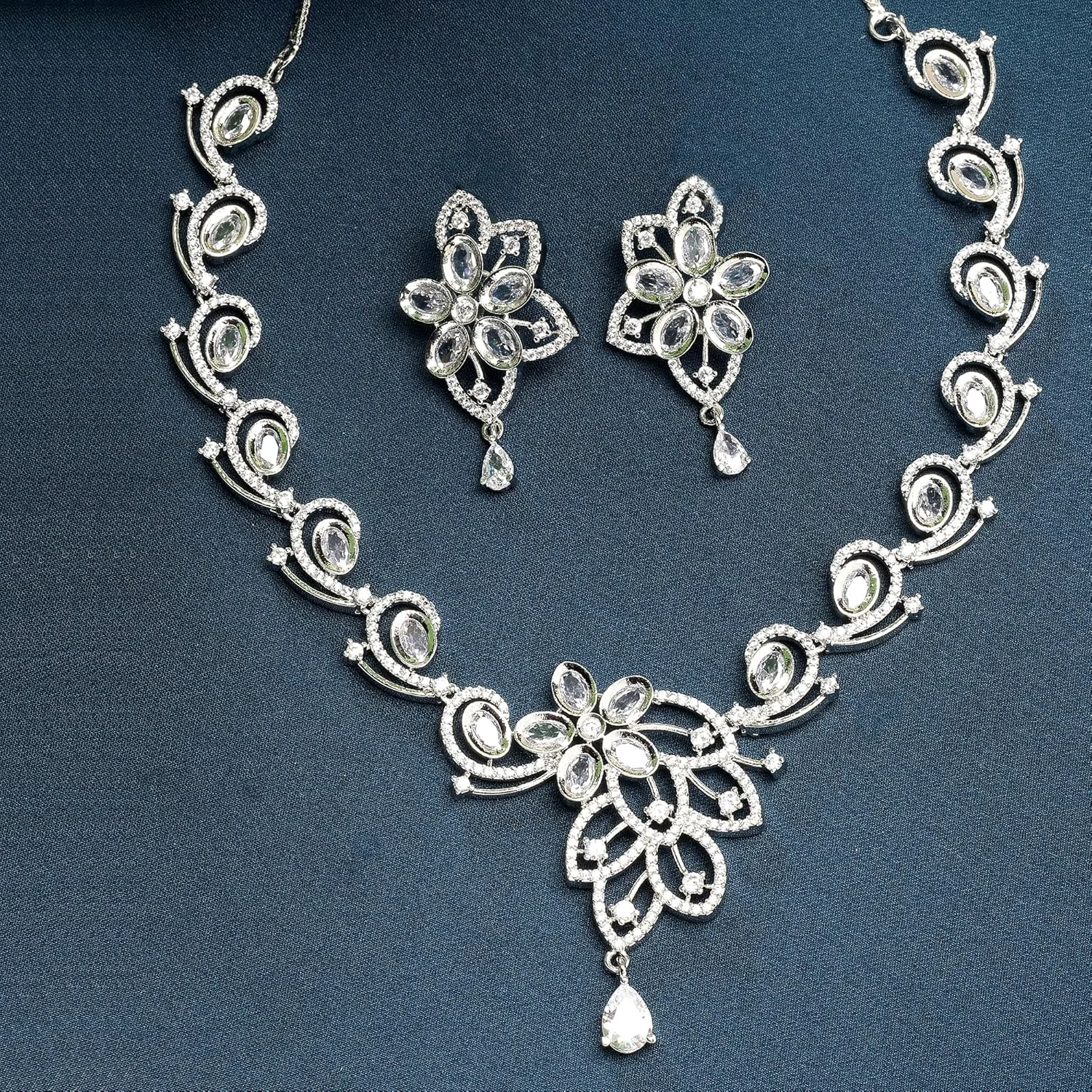 ست گردنبند و گوشواره زنانه طرح گل و بته جقه نگین دار روکش رودیوم زنانه زنم ست گردنبند و گوشواره زنانه طرح گل و بته جقه نگین دار روکش رودیوم زنانه زنم