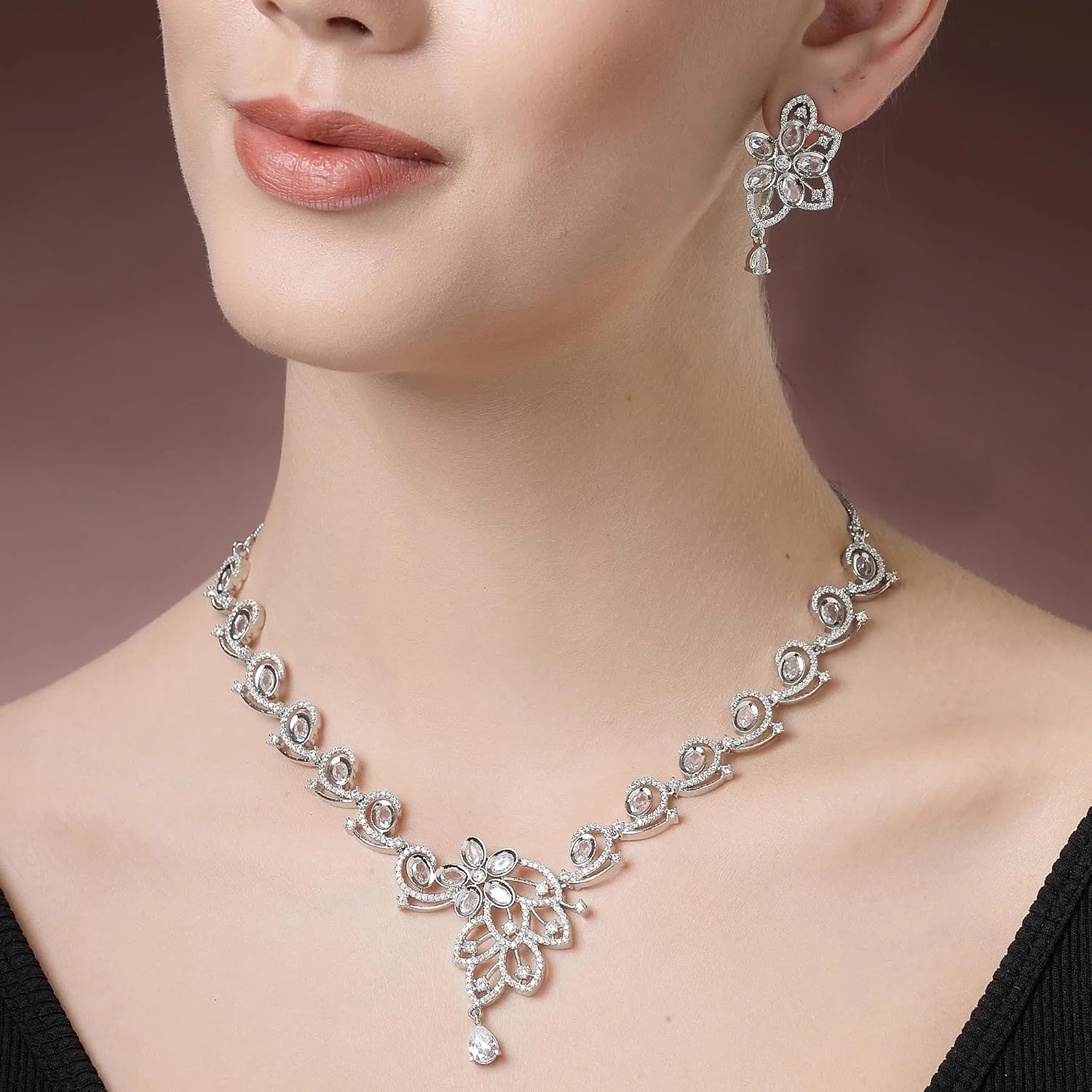 ست گردنبند و گوشواره زنانه طرح گل و بته جقه نگین دار روکش رودیوم زنانه زنم ست گردنبند و گوشواره زنانه طرح گل و بته جقه نگین دار روکش رودیوم زنانه زنم