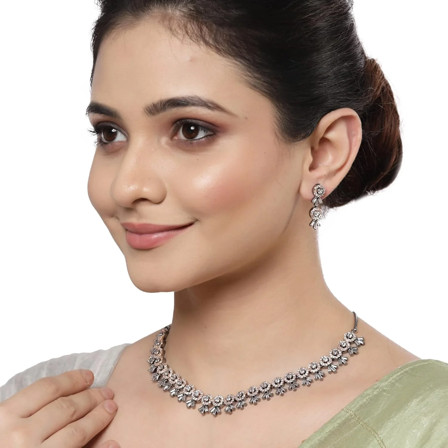 ست گردنبند و گوشواره زنانه نگین دار طرح الماس آمریکایی زنانه و دخترانه زنم ست گردنبند و گوشواره زنانه نگین دار طرح الماس آمریکایی زنانه و دخترانه زنم