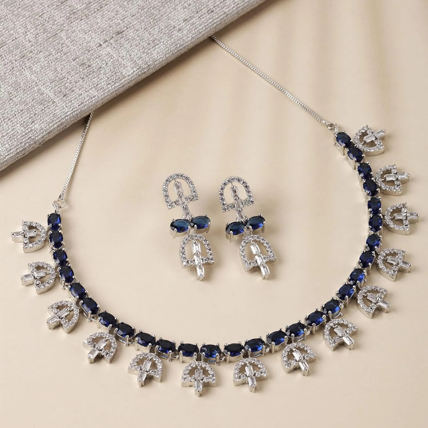 ست گردنبند و گوشواره زنانه زنم مدل نگین دار مستطیلی نقره ای با روکش رودیوم ست گردنبند و گوشواره زنانه زنم مدل نگین دار مستطیلی نقره ای با روکش رودیوم