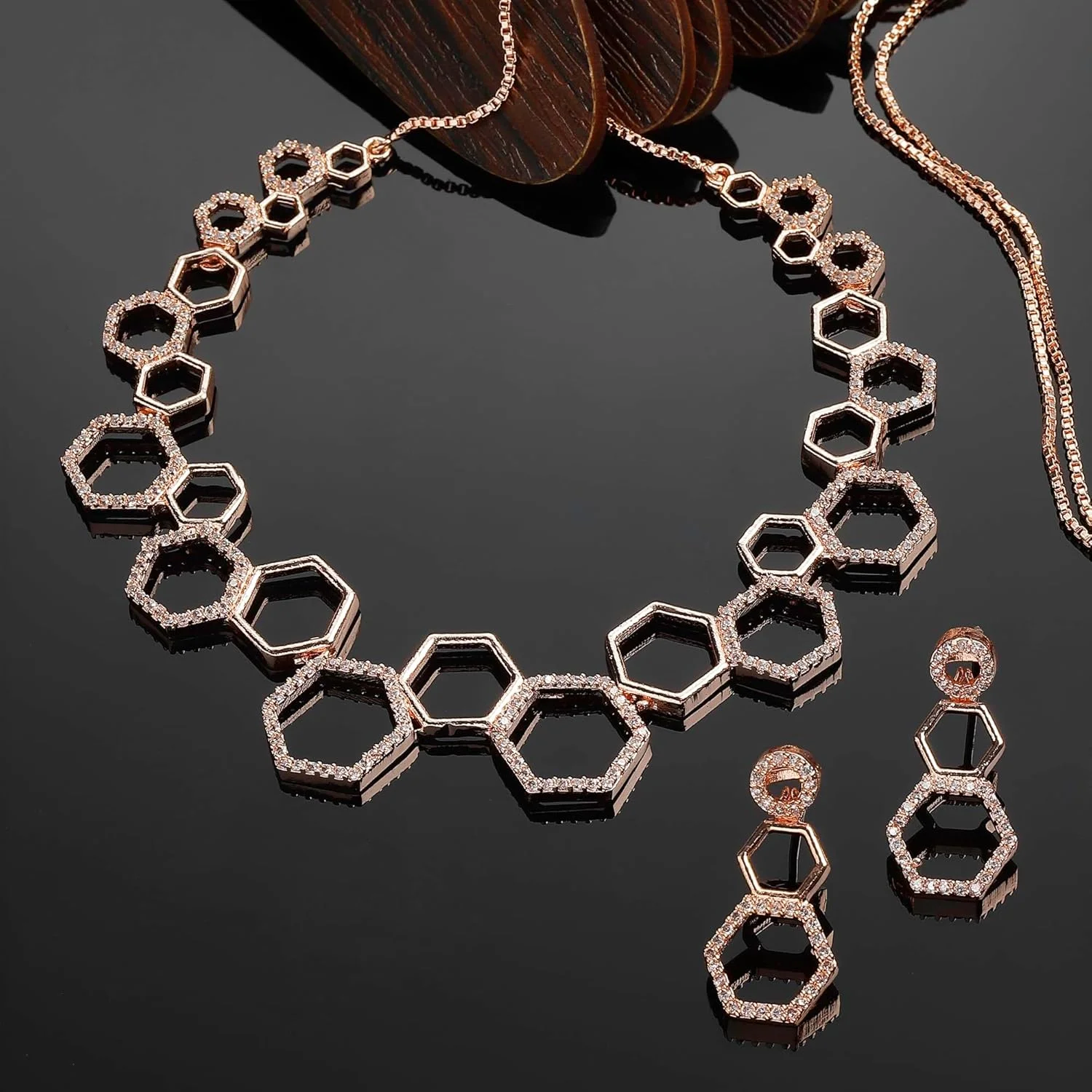 ست گردنبند و گوشواره زنانه زنم با روکش رودیوم، نگین های الماس آمریکایی سفید و طرح شش ضلعی