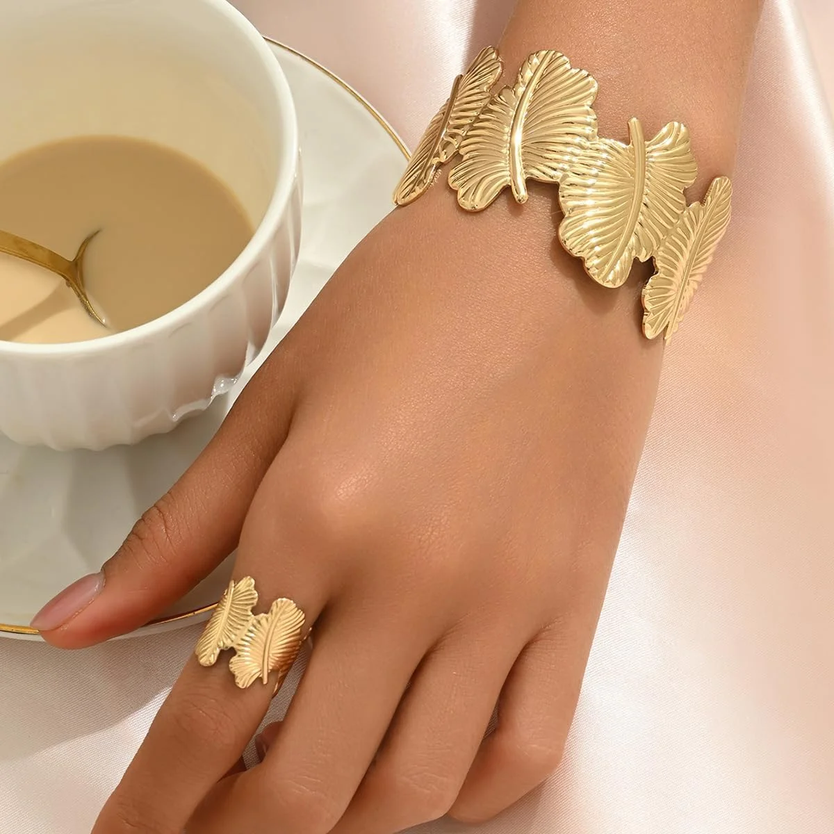 ست دستبند و انگشتر زنانه، النگوی طلایی، ست دستبند برگ، طراحی خلاقانه، ست جواهرات مد روز زنانه