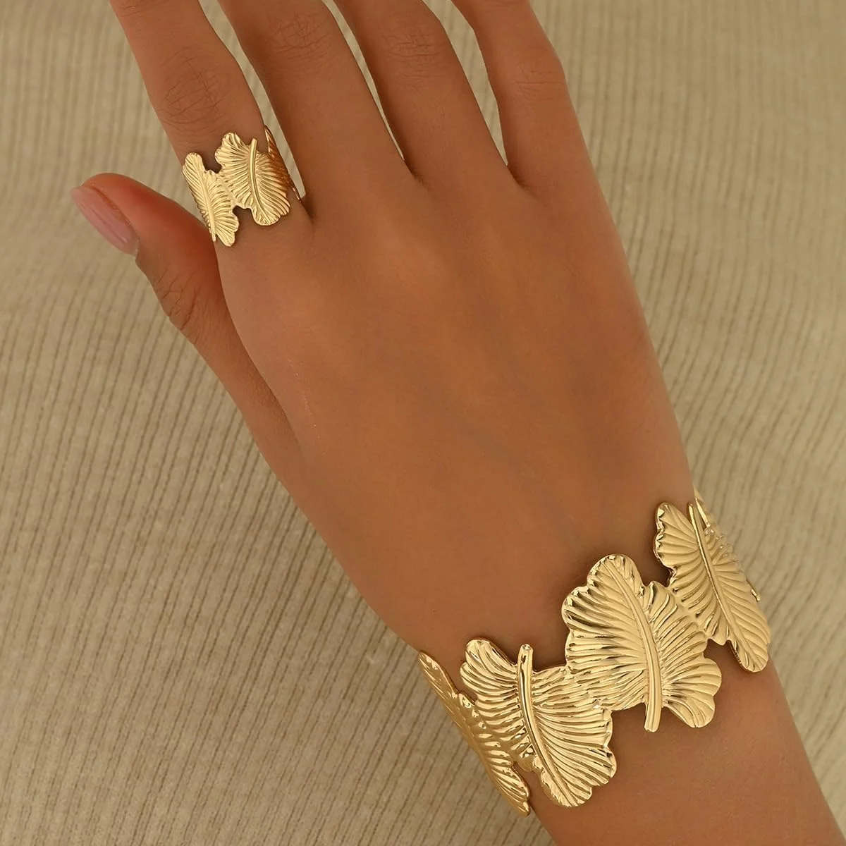 ست دستبند و انگشتر زنانه، النگوی طلایی، ست دستبند برگ، طراحی خلاقانه، ست جواهرات مد روز زنانه