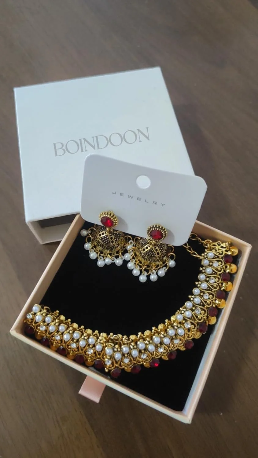 ست جواهرات هندی زنانه شامل گوشواره زنجیری، چوکر جومکا، گردنبند کندن، گوشواره زنجیری نگین دار طلایی، ست جواهرات هندی اکسید شده