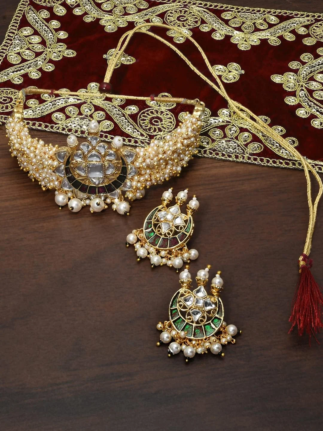 زیوری پرلز ست گردنبند چوکر و گوشواره میناکاری سبز رنگ، طرح پاتا کندان و مروارید خوشه ای زنانه - ZPFK10236