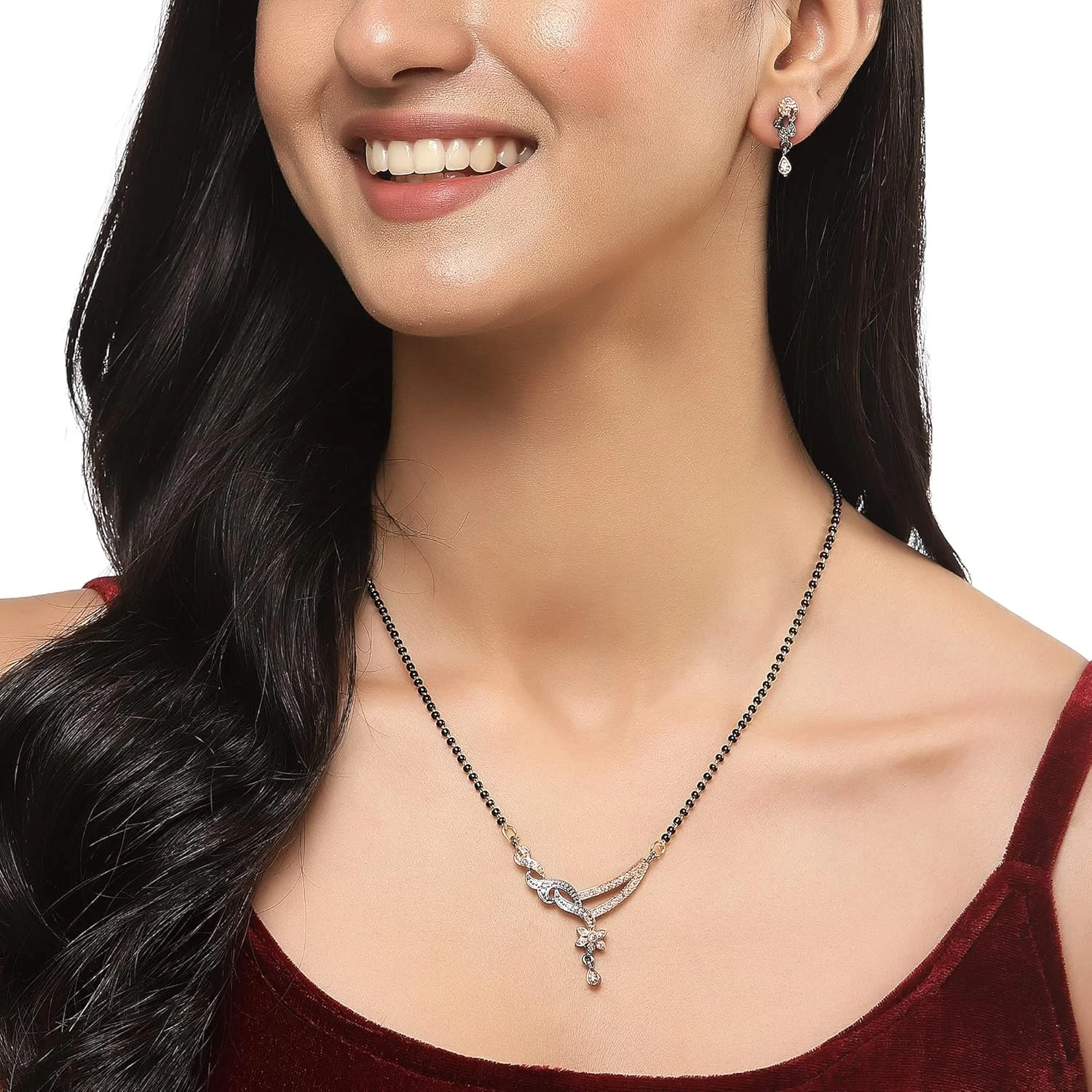 نیم ست مانگالسوترای رزگلد و دودی رنگ زنانه و دخترانه زنمه، مزین به سنگ های مصنوعی و مهره های مشکی به همراه گوشواره، سایز آزاد، روکش رزگلد، سنگ های مصنوعی و مهره