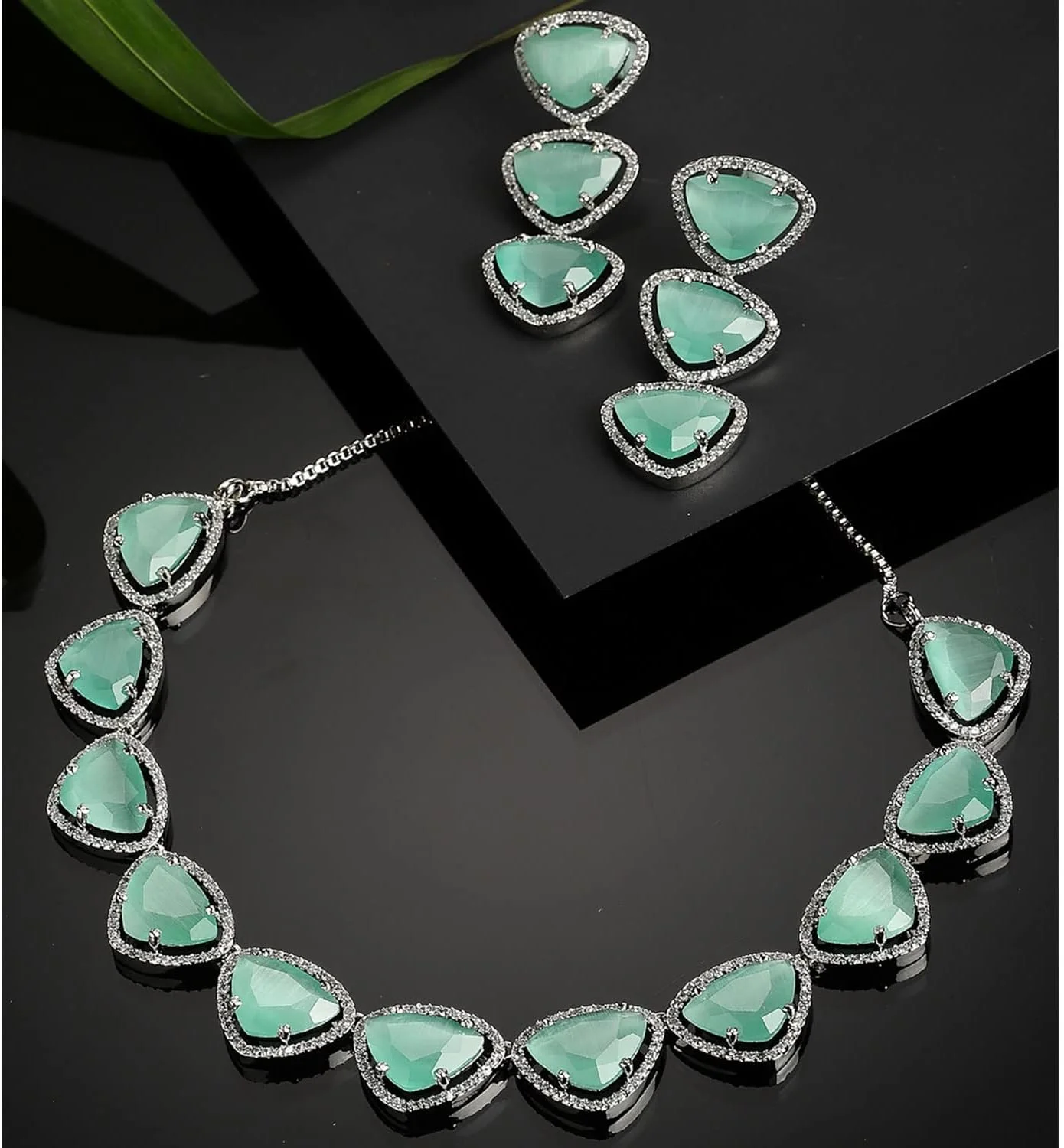 ست جواهرات زنانه زنم، روکش رودیوم، نقره ای، طرح مثلثی، نگین دار با الماس آمریکایی ست جواهرات زنانه زنم، روکش رودیوم، نقره ای، طرح مثلثی، نگین دار با الماس آمریکایی