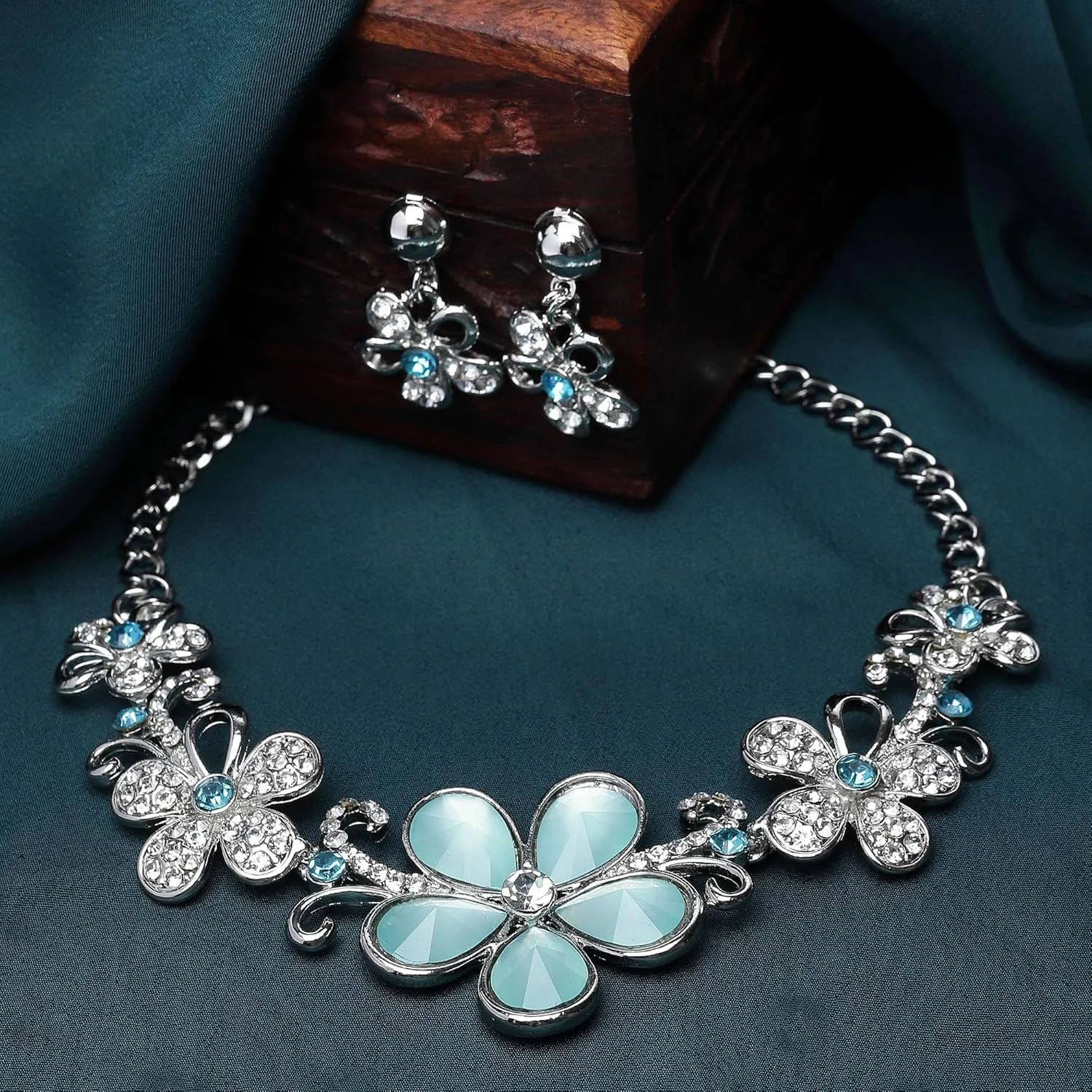 ست گردنبند و گوشواره زنانه طرح گل با نگین های الماس آمریکایی روکش رودیوم برند زنمی ست گردنبند و گوشواره زنانه طرح گل با نگین های الماس آمریکایی روکش رودیوم برند زنمی