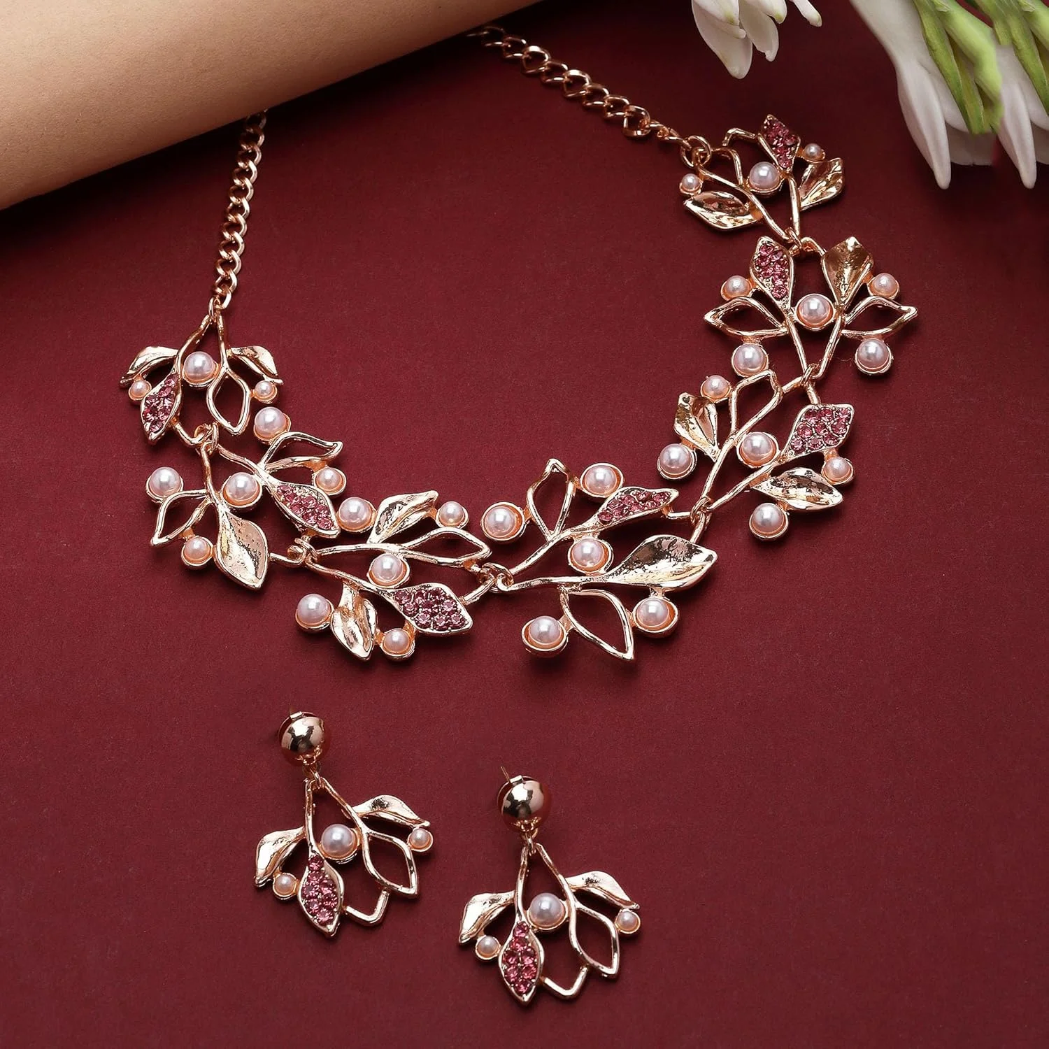 ست زیورآلات زنانه زنمه، نقره ای اکسید شده، نگین زیرکونیا و مروارید سفید، طرح برگ، شامل گردنبند و گوشواره ست زیورآلات زنانه زنمه، نقره ای اکسید شده، نگین زیرکونیا و مروارید سفید، طرح برگ، شامل گردنبند و گوشواره